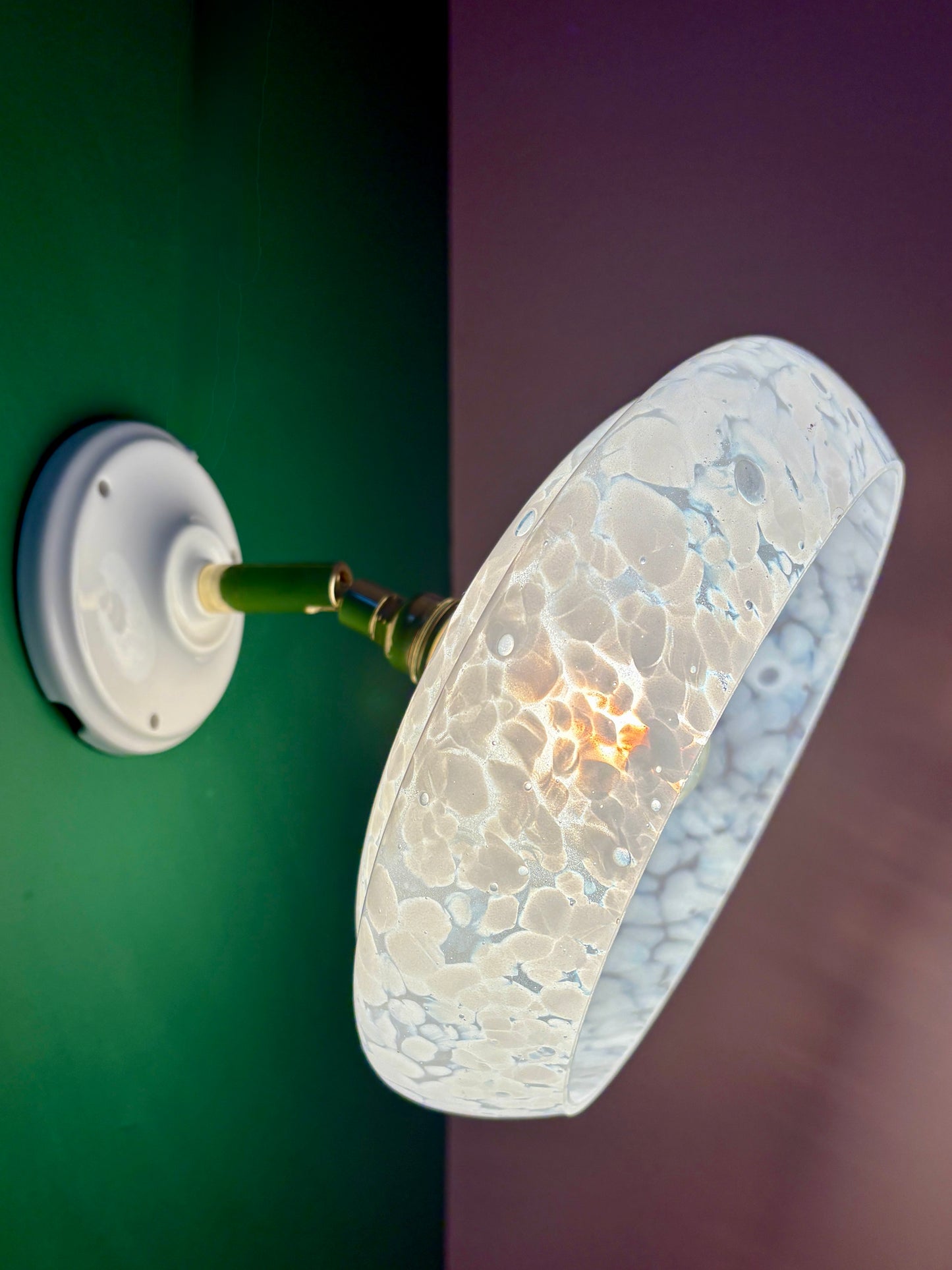 Applique abat-jour vintage en verre de clichy blanc