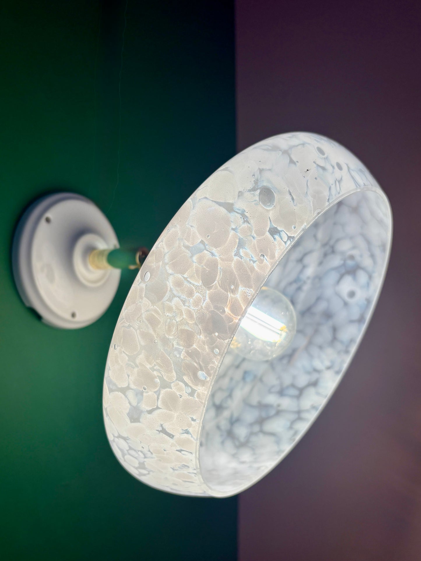 Applique abat-jour vintage en verre de clichy blanc
