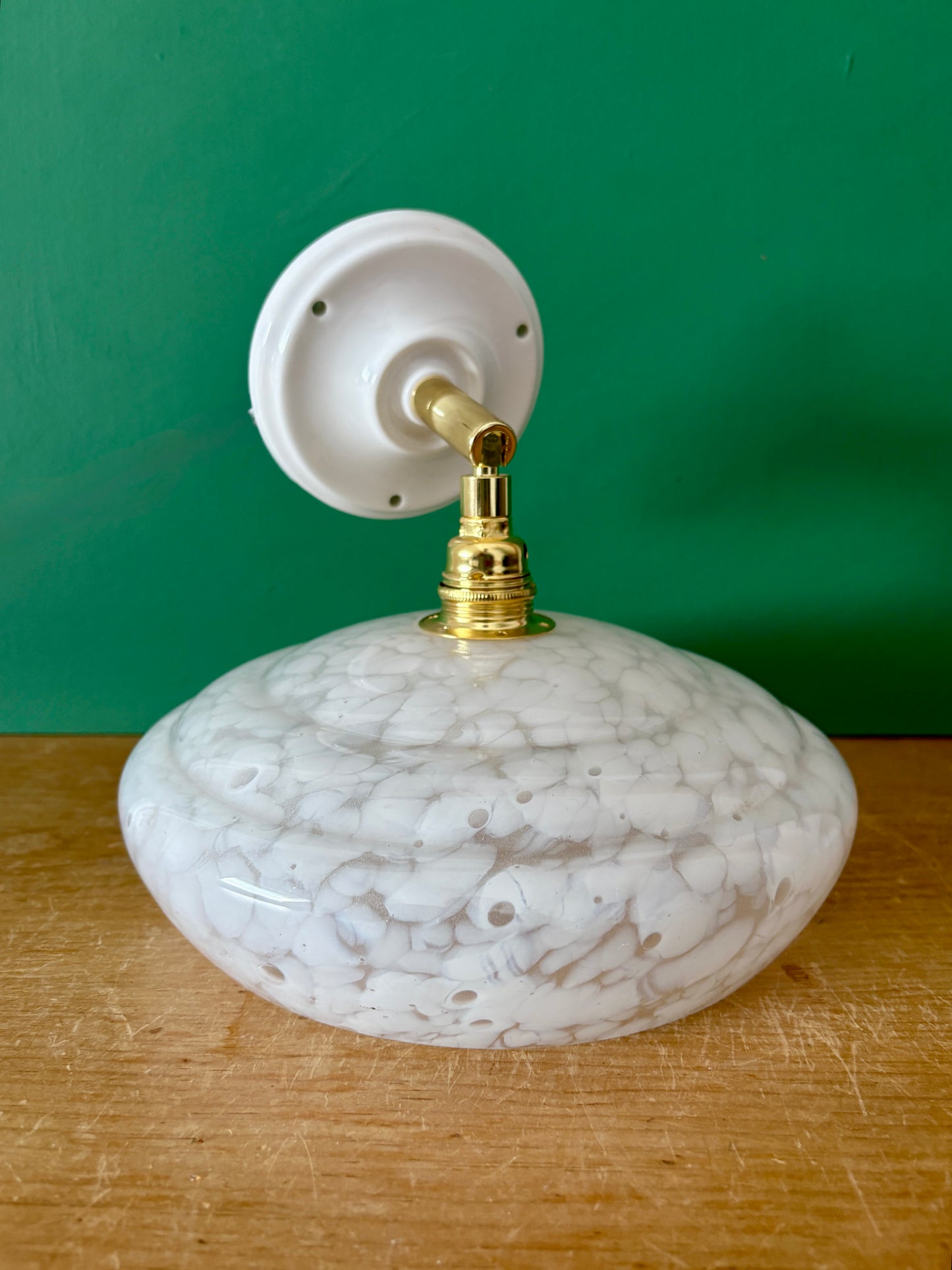 Applique abat-jour vintage en verre de clichy blanc