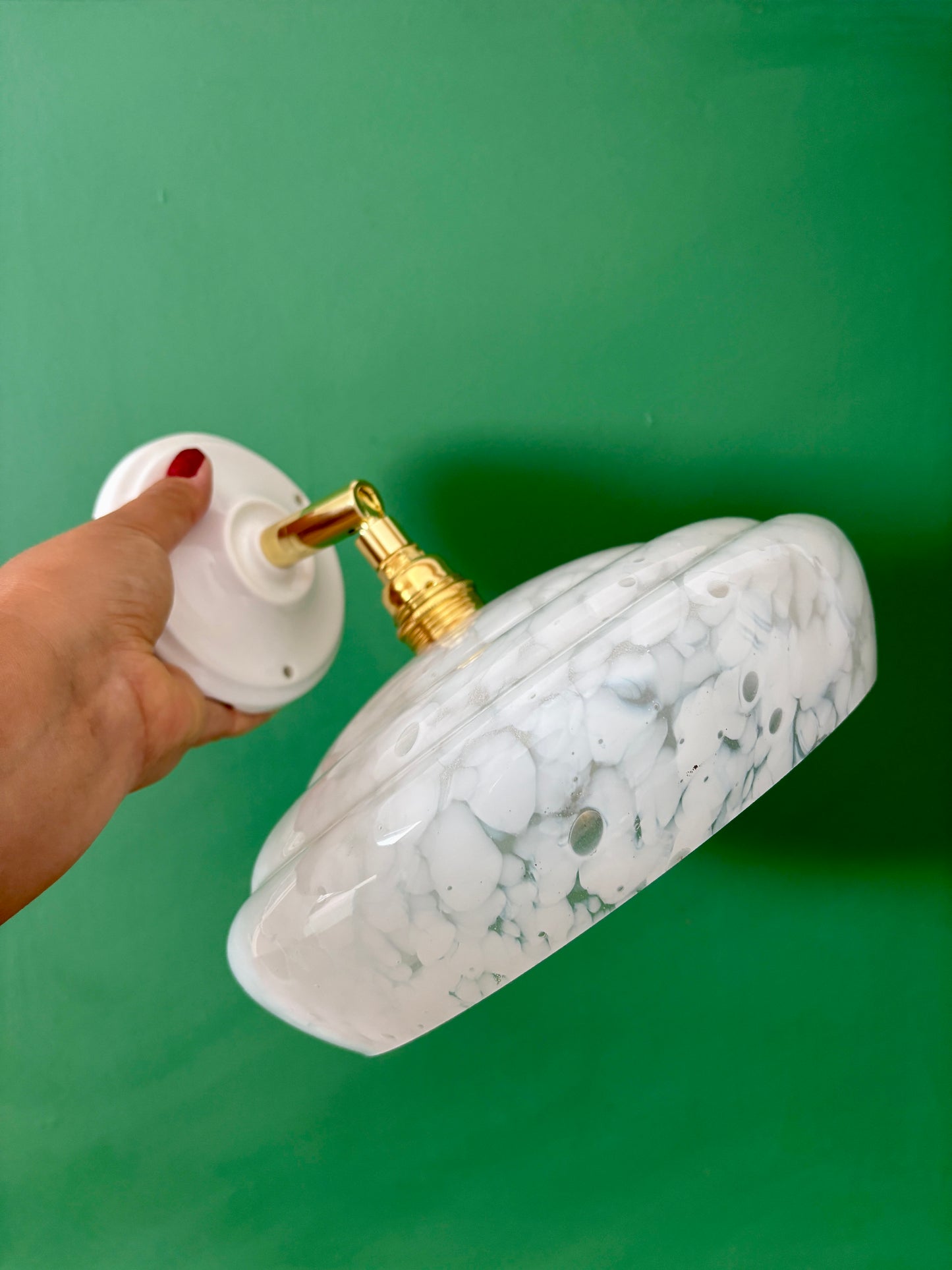 Applique abat-jour vintage en verre de clichy blanc