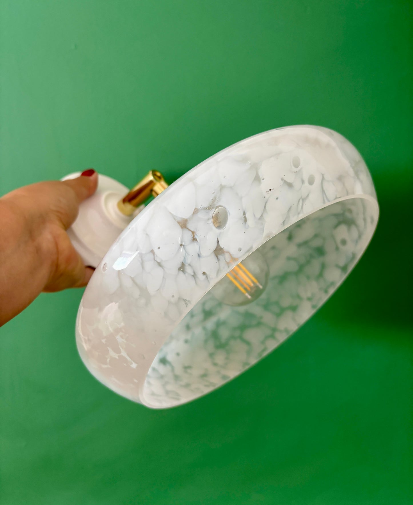 Applique abat-jour vintage en verre de clichy blanc