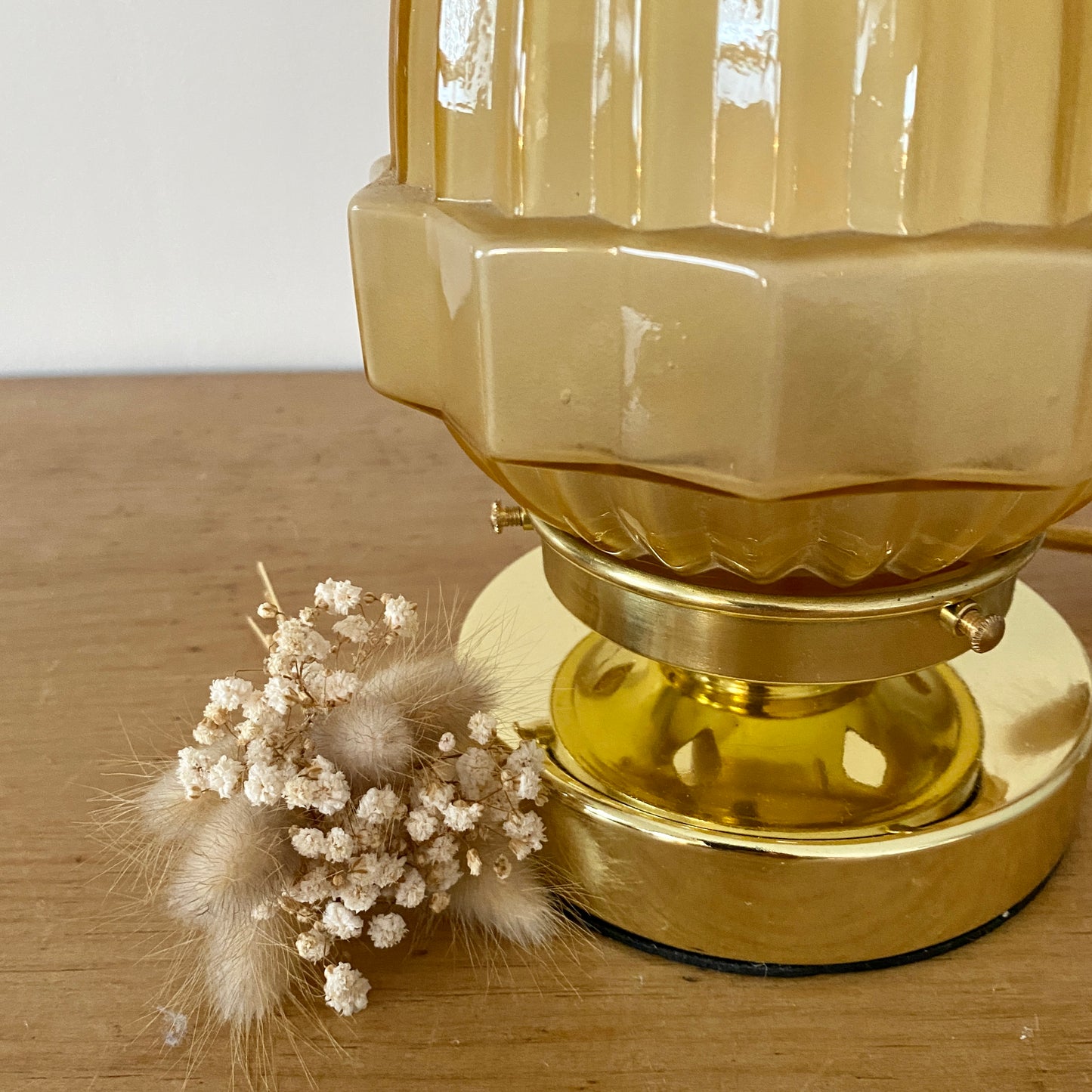 Lampe à poser globe vintage art déco en verre jaune