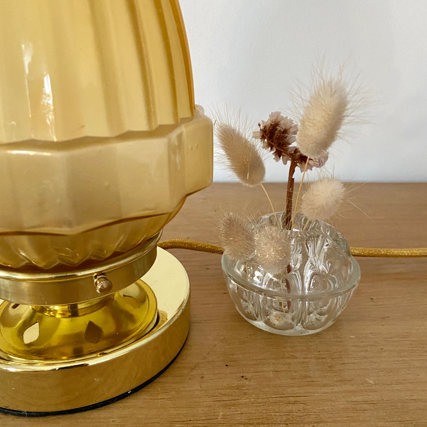 Lampe à poser globe vintage art déco en verre jaune