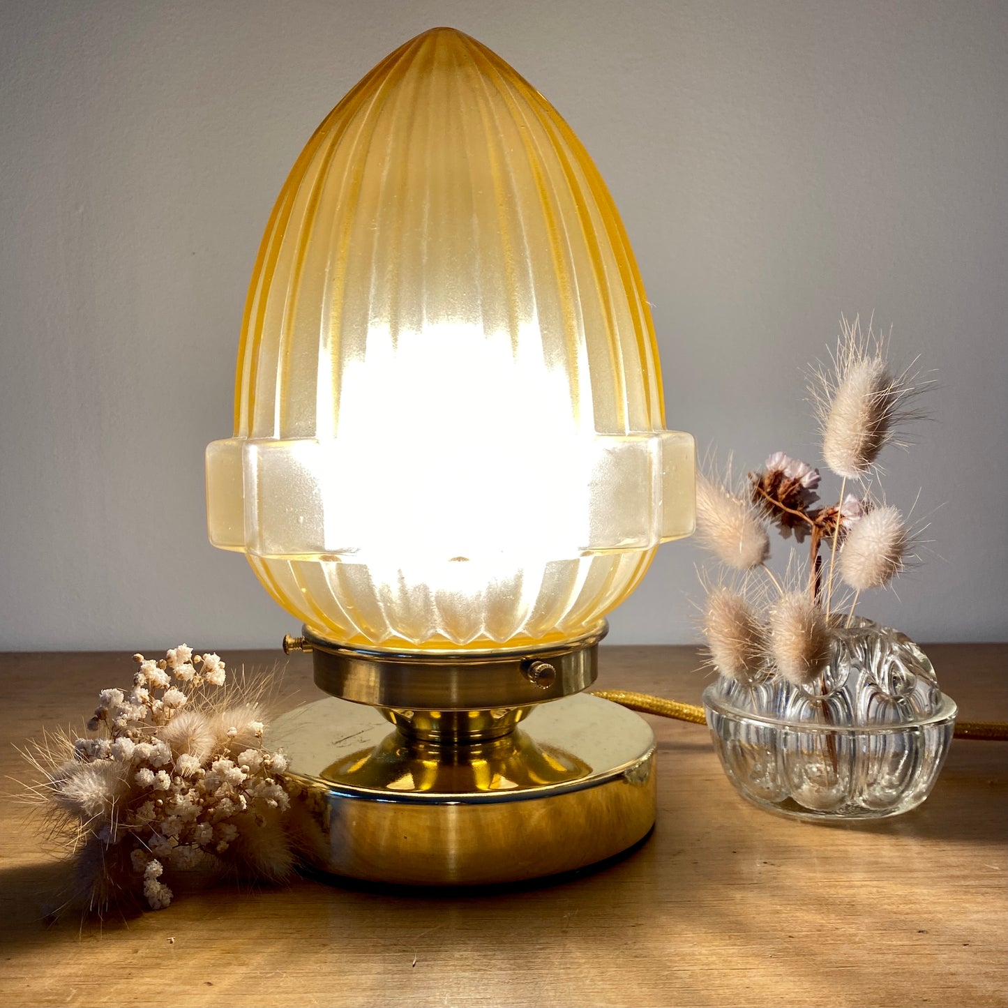 Lampe à poser globe vintage art déco en verre jaune