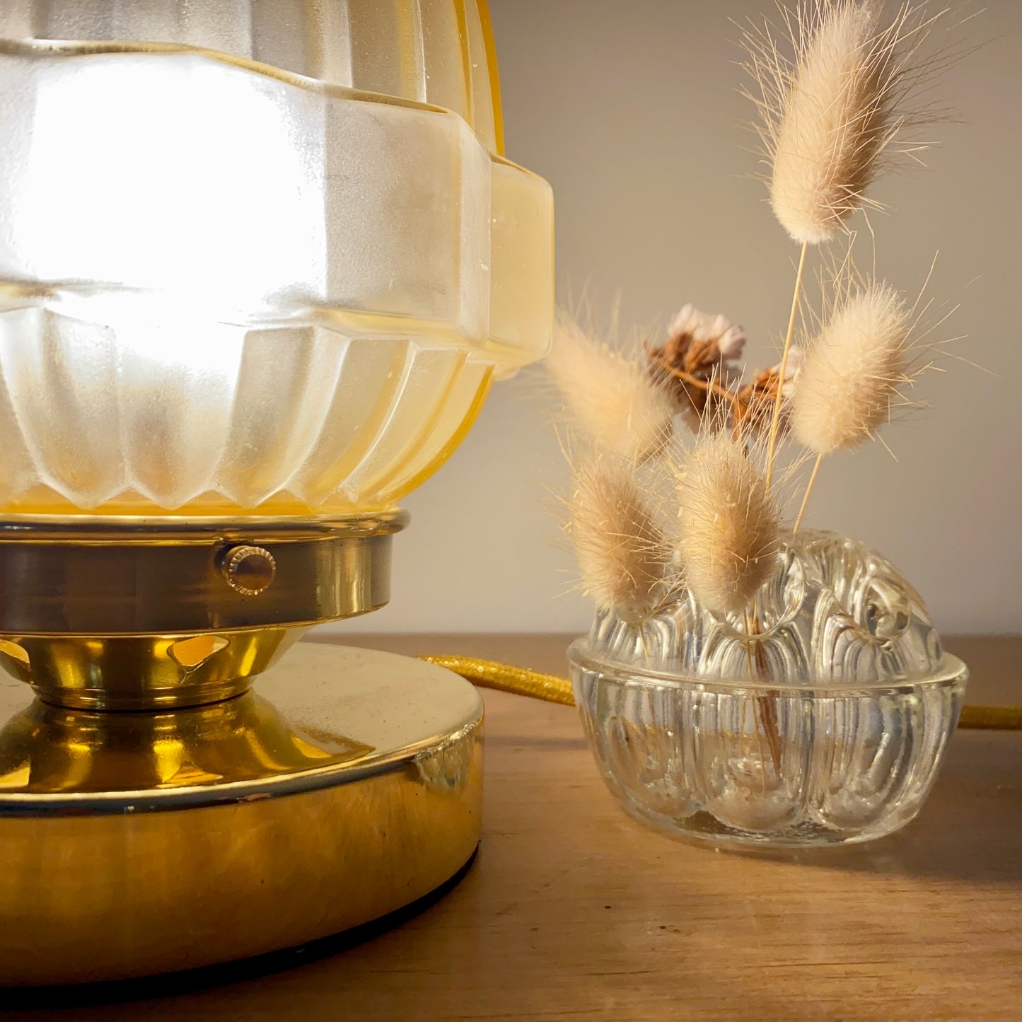 Lampe à poser globe vintage art déco en verre jaune