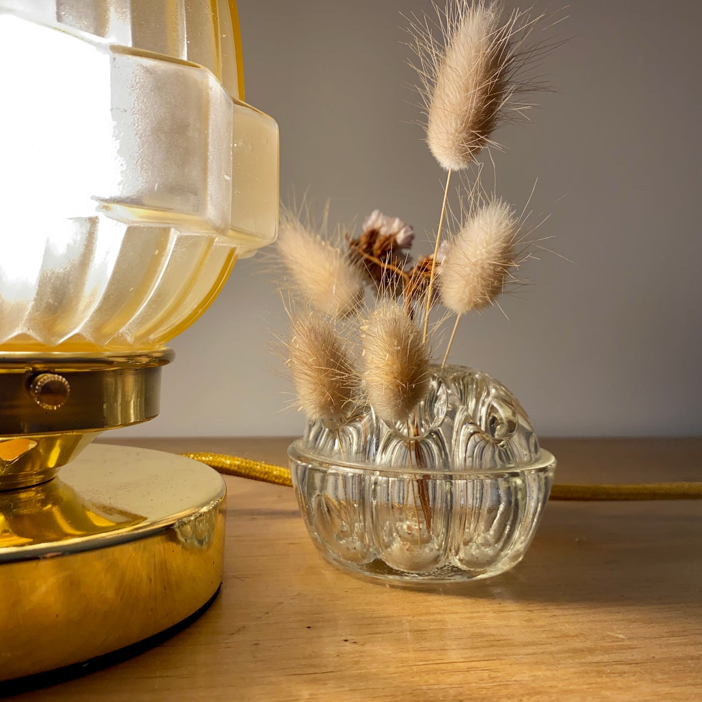 Lampe à poser globe vintage art déco en verre jaune