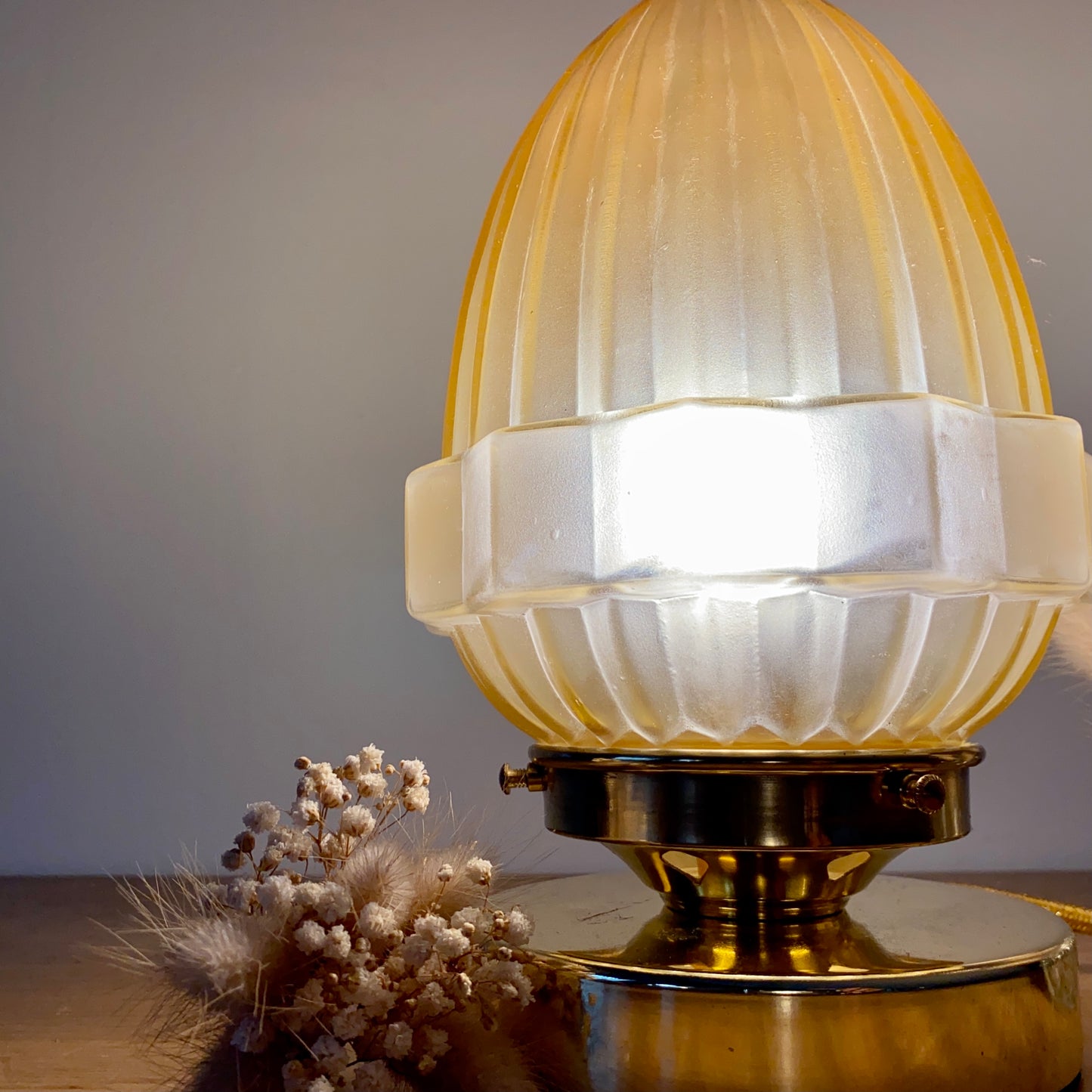 Lampe à poser globe vintage art déco en verre jaune