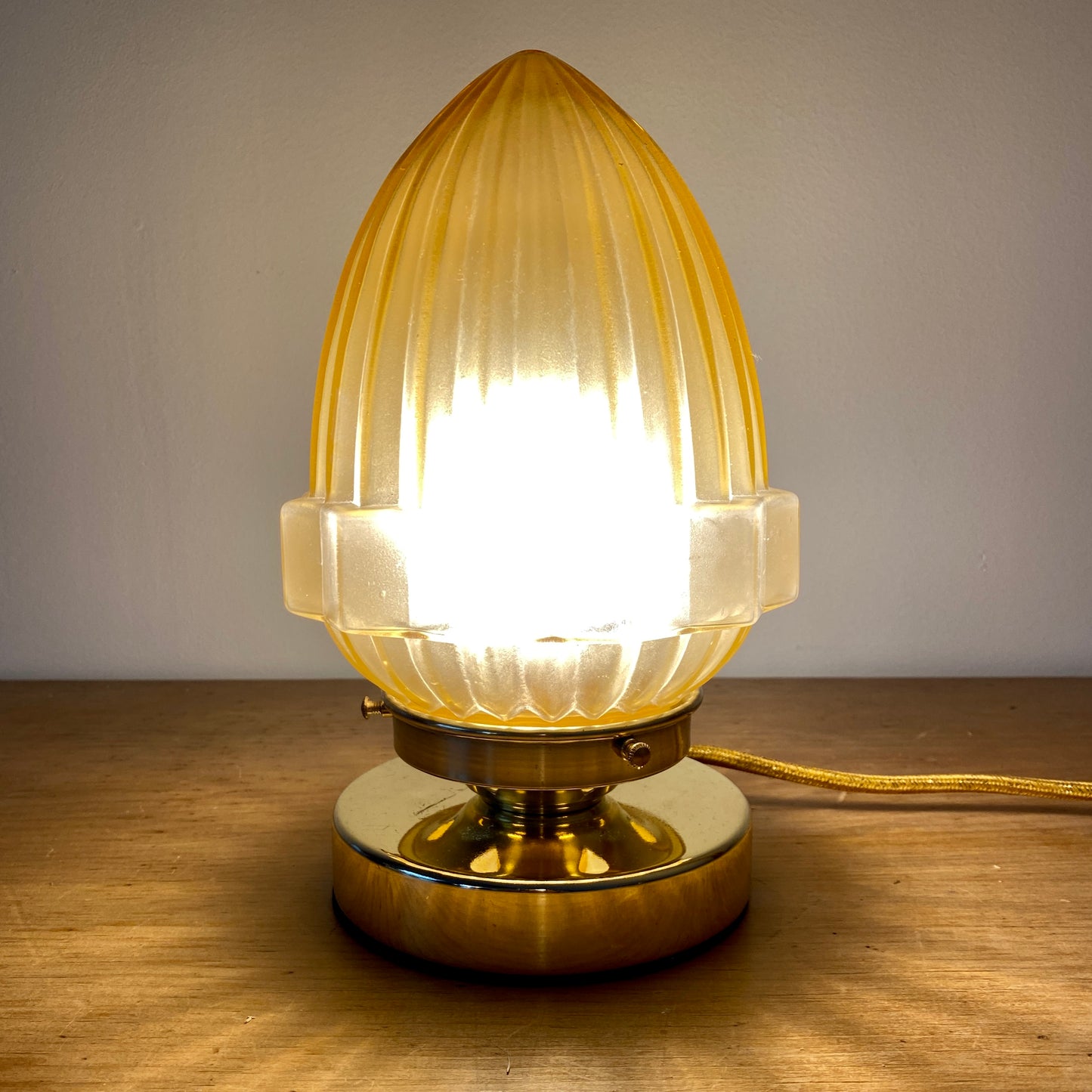 Lampe à poser globe vintage art déco en verre jaune