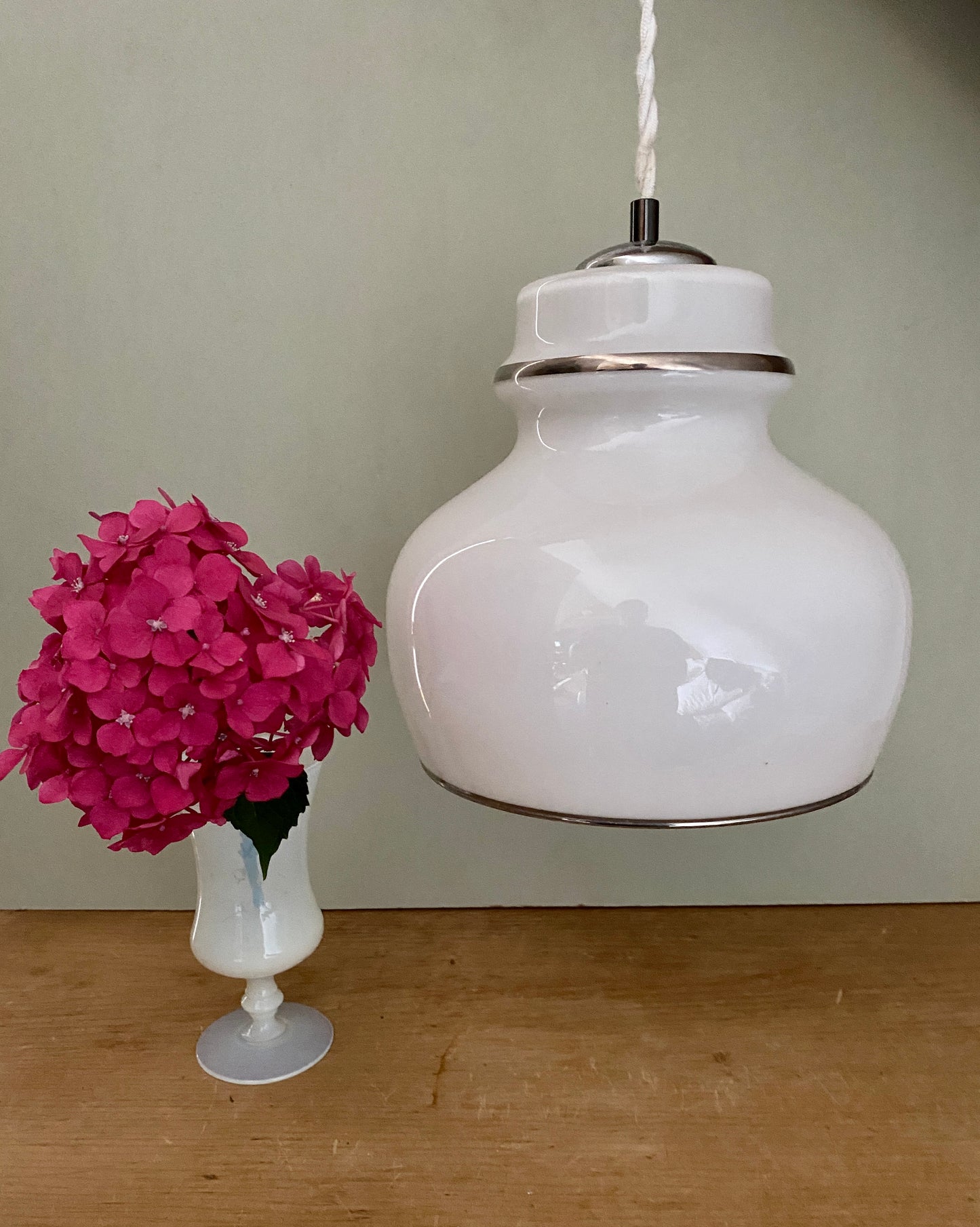 Suspension globe vintageXXL en opaline blanche liserés argents