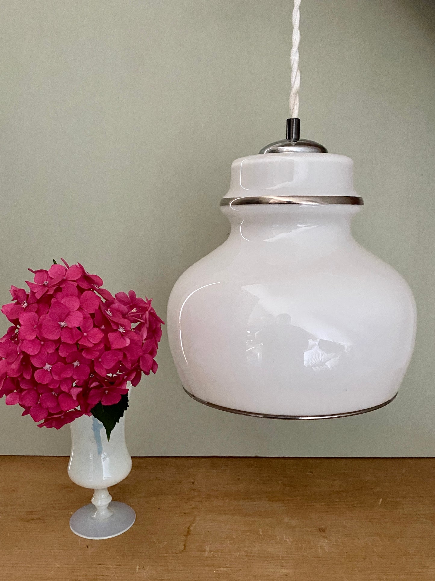 Suspension globe vintageXXL en opaline blanche liserés argents