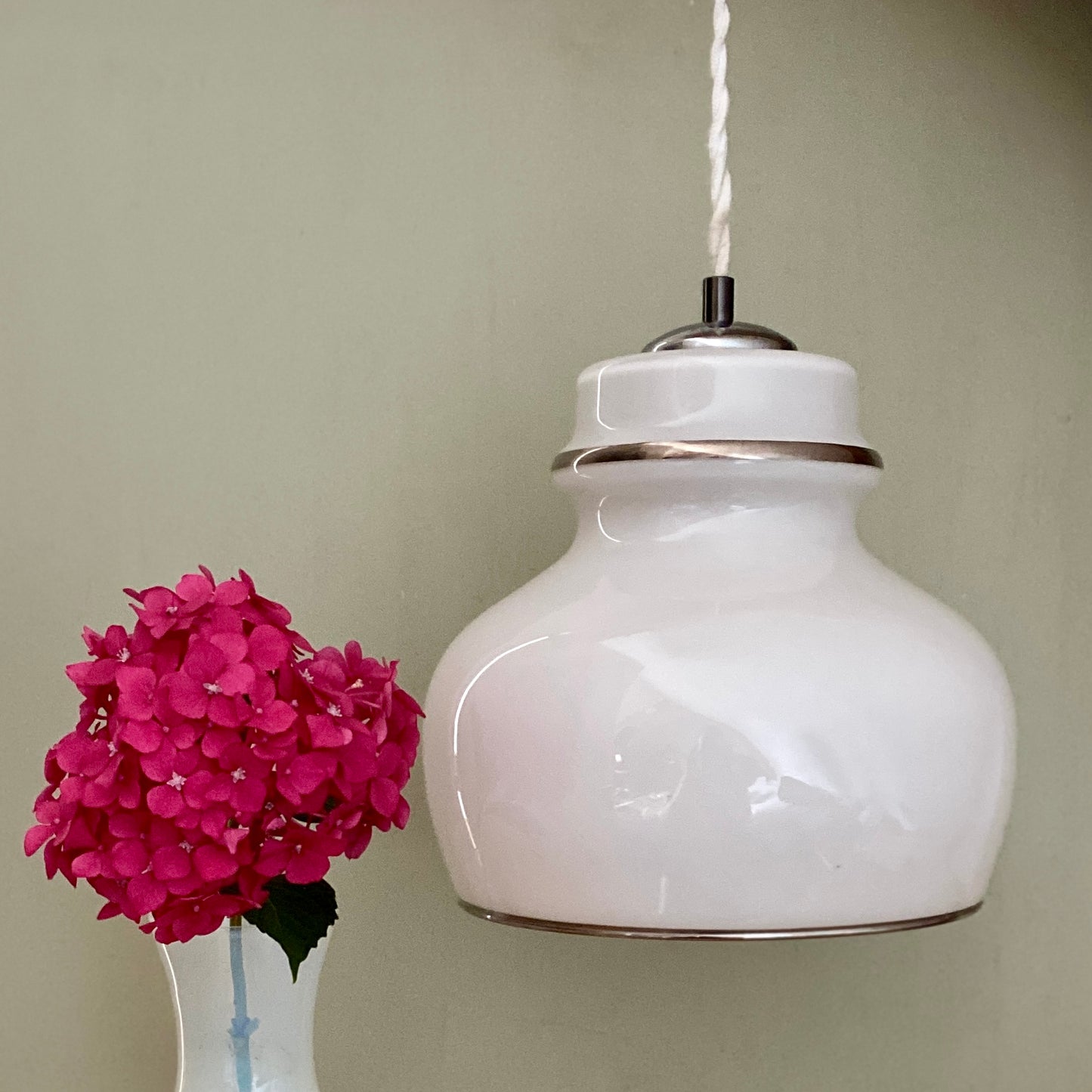 Suspension globe vintageXXL en opaline blanche liserés argents