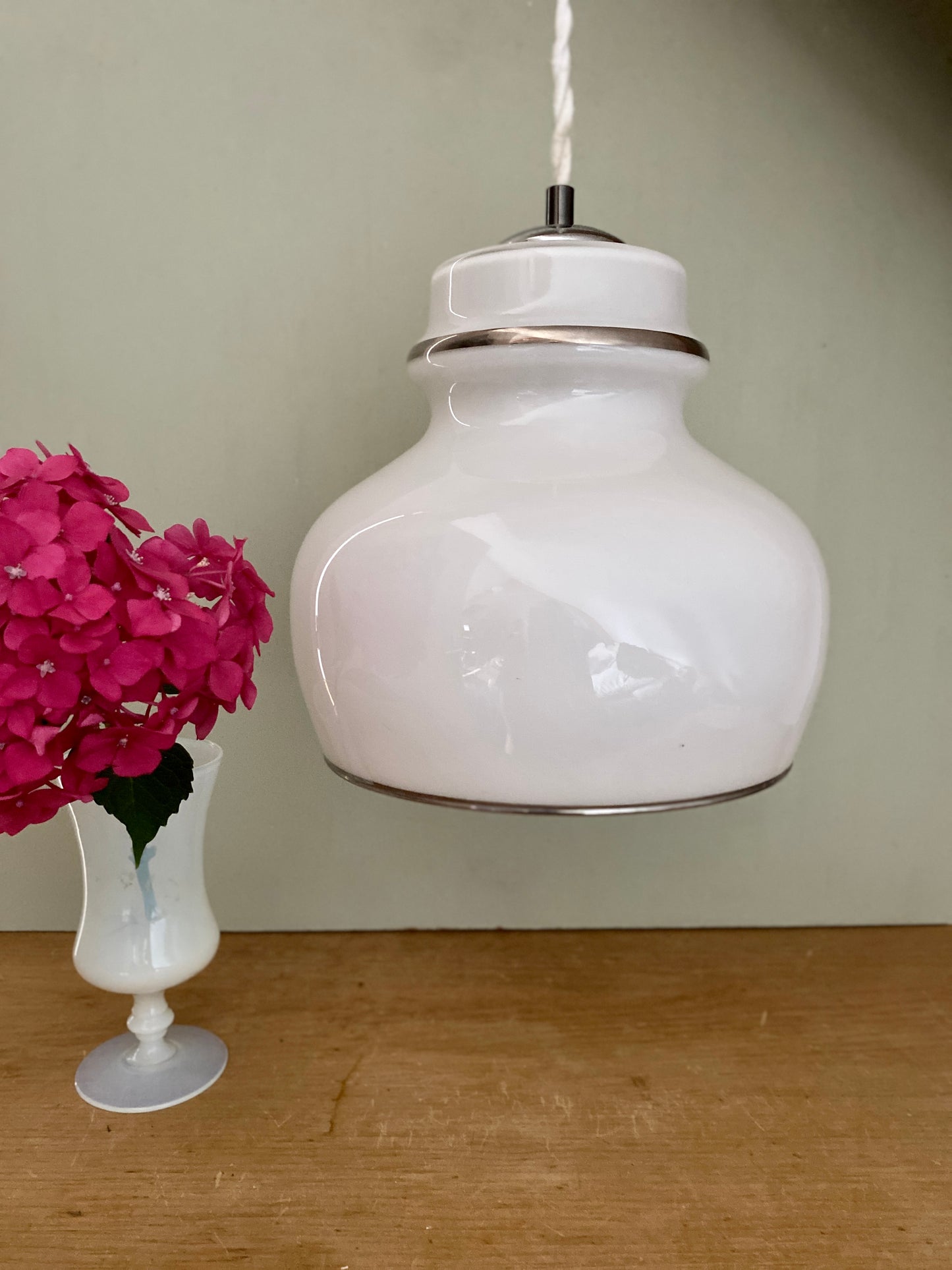 Suspension globe vintageXXL en opaline blanche liserés argents