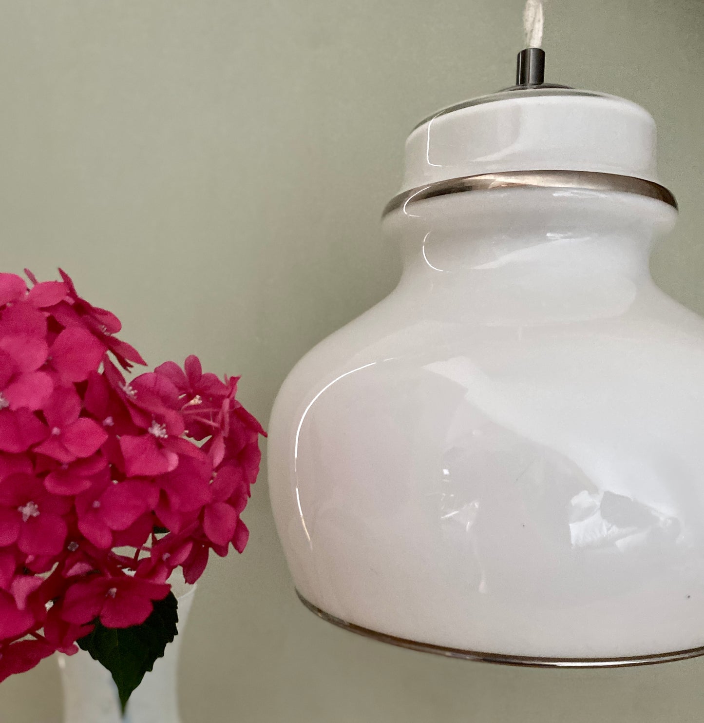 Suspension globe vintageXXL en opaline blanche liserés argents