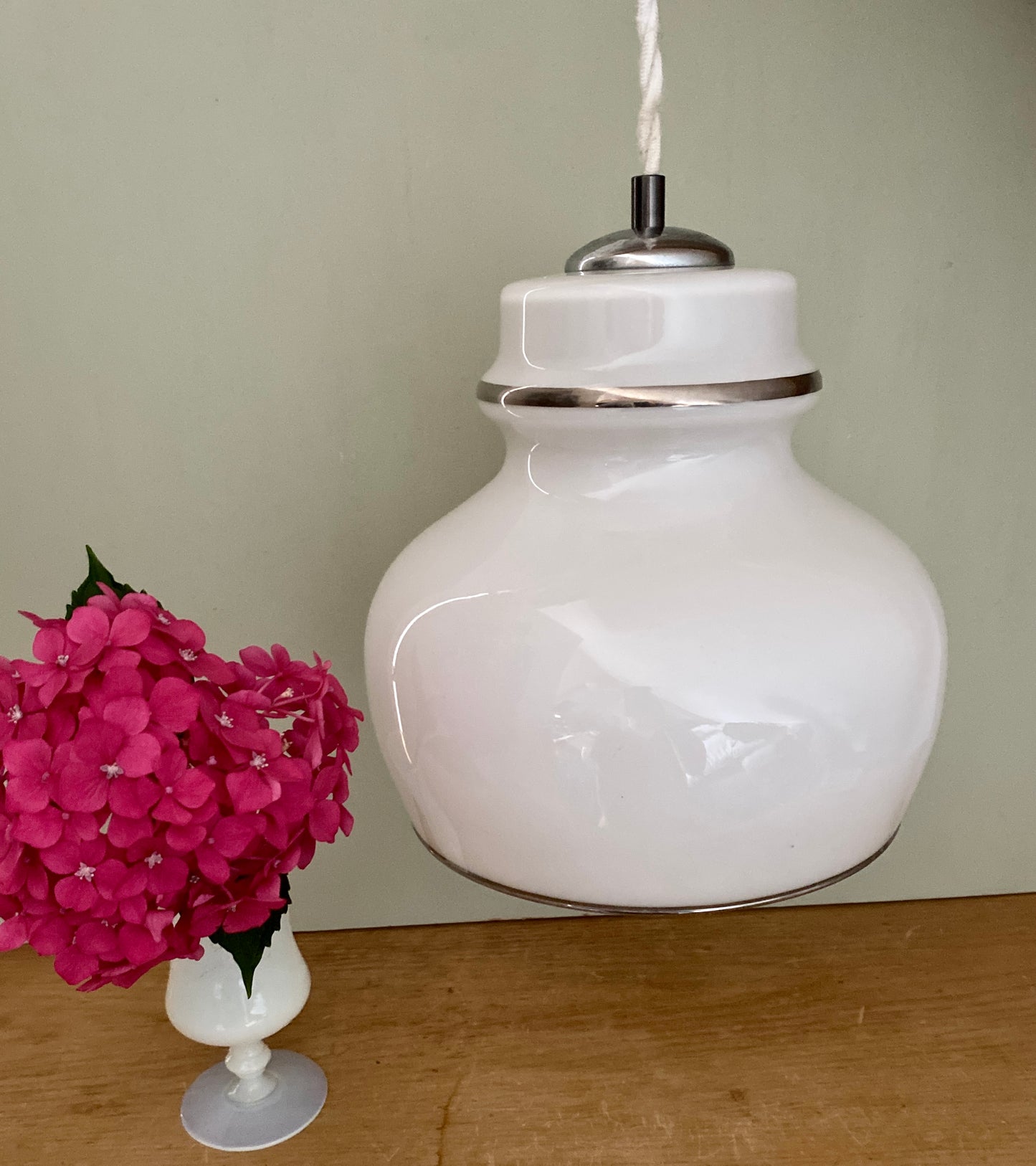 Suspension globe vintageXXL en opaline blanche liserés argents