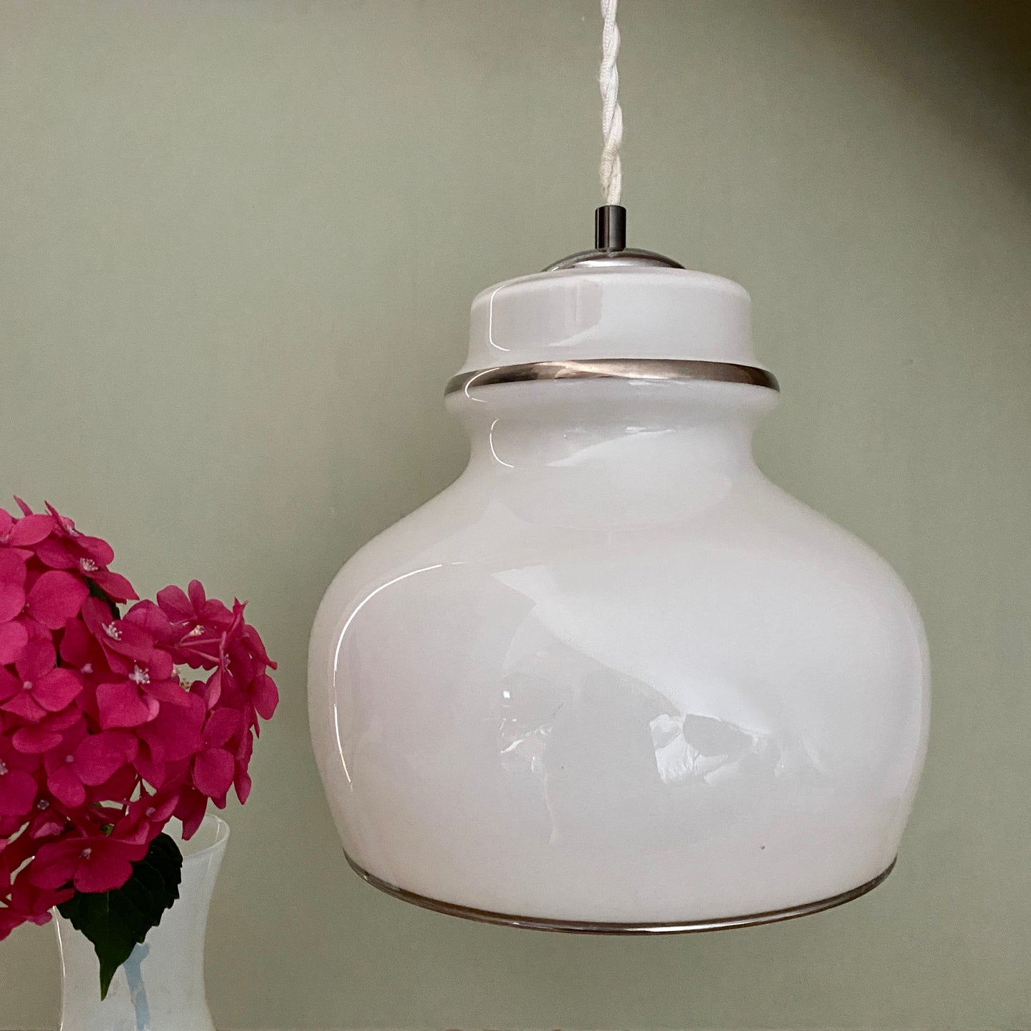Suspension globe vintageXXL en opaline blanche liserés argents