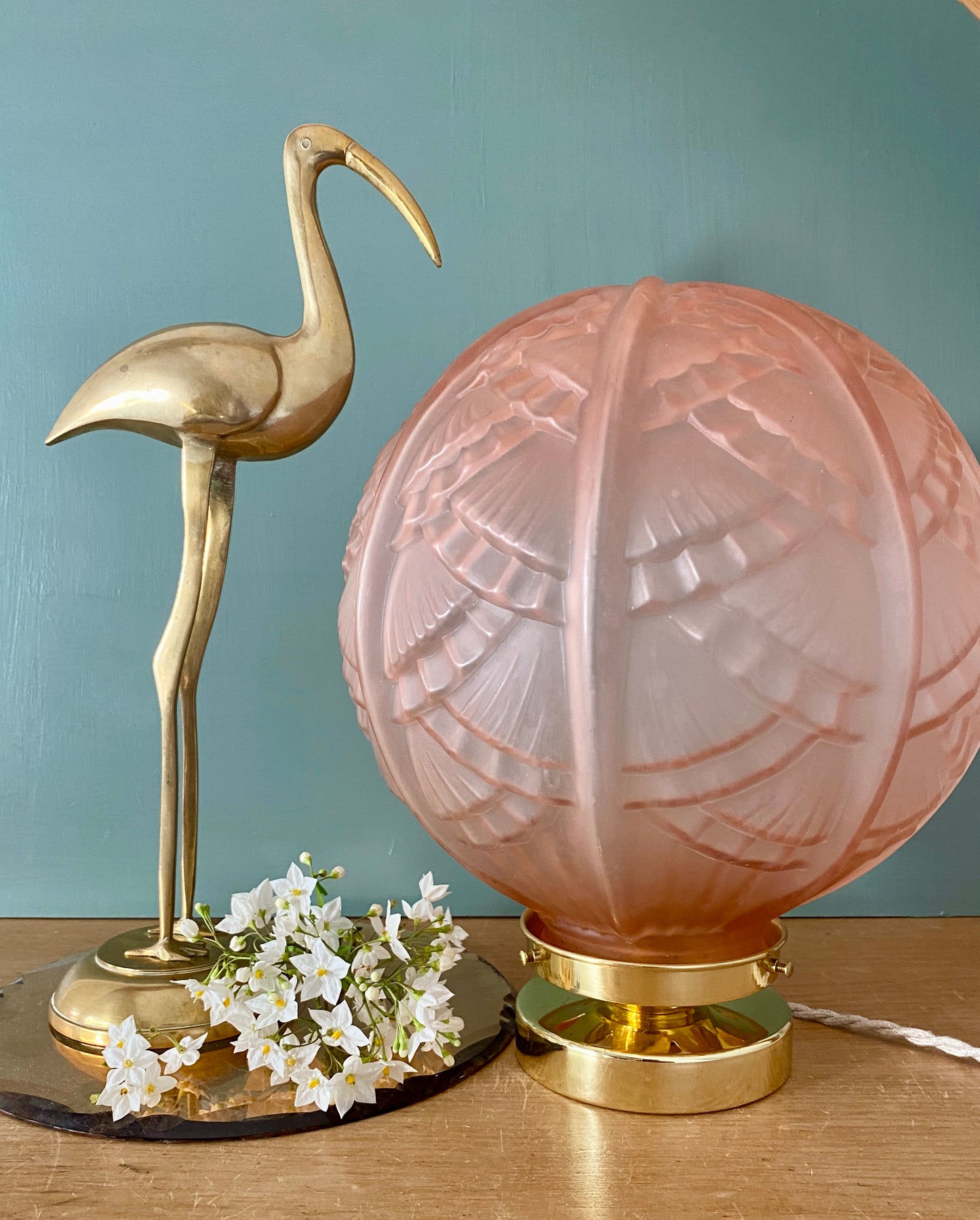 Lampe à poser globe vintage art déco XXL en verre dépoli rose