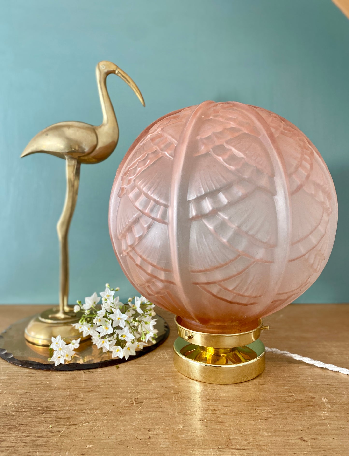 Lampe à poser globe vintage art déco XXL en verre dépoli rose