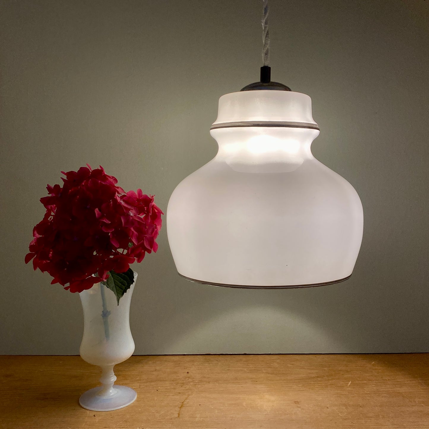 Suspension globe vintageXXL en opaline blanche liserés argents