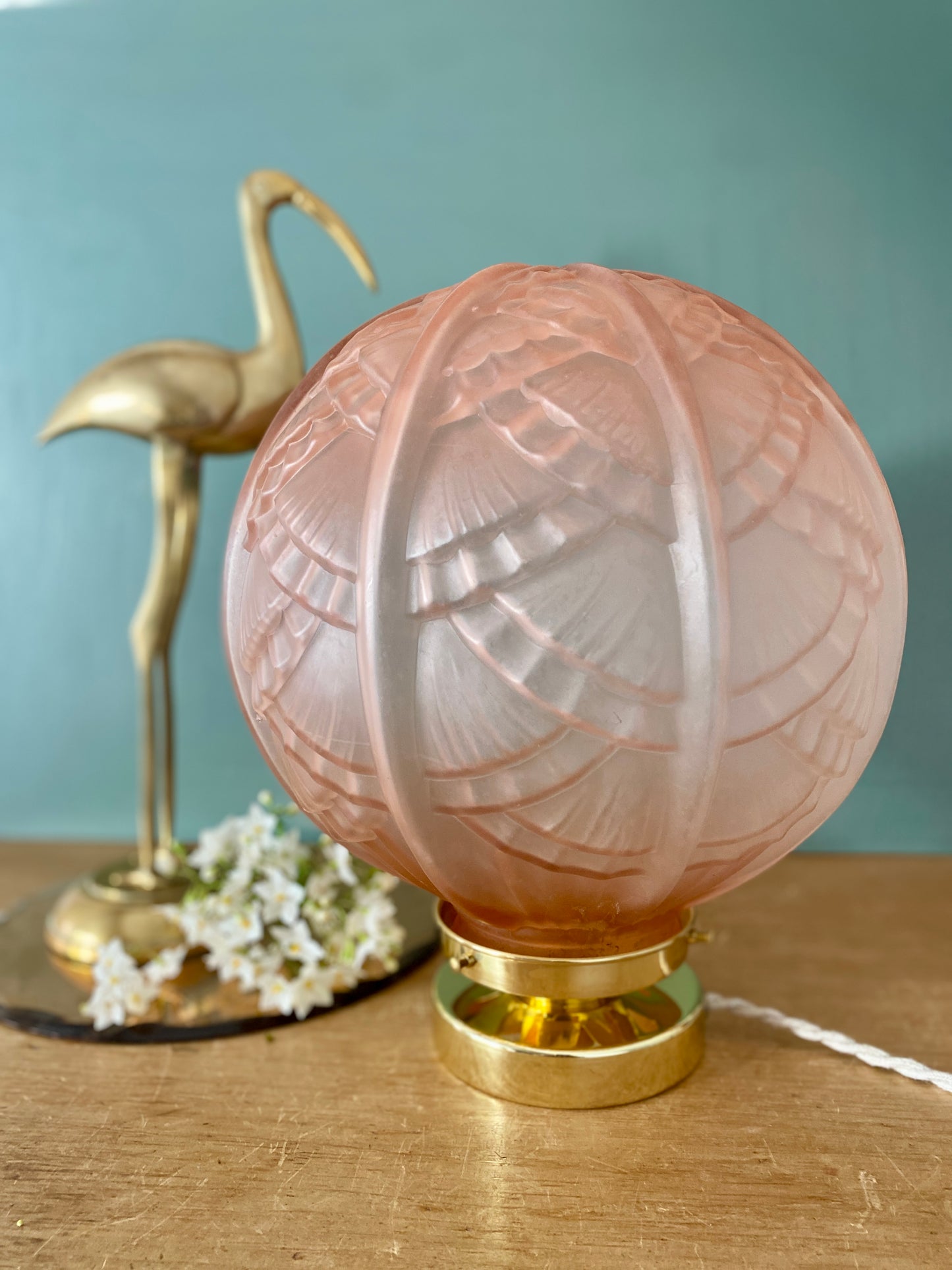 Lampe à poser globe vintage art déco XXL en verre dépoli rose