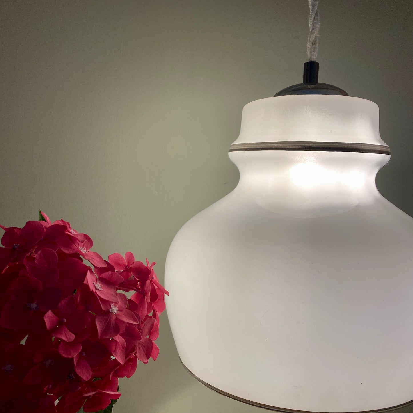 Suspension globe vintageXXL en opaline blanche liserés argents