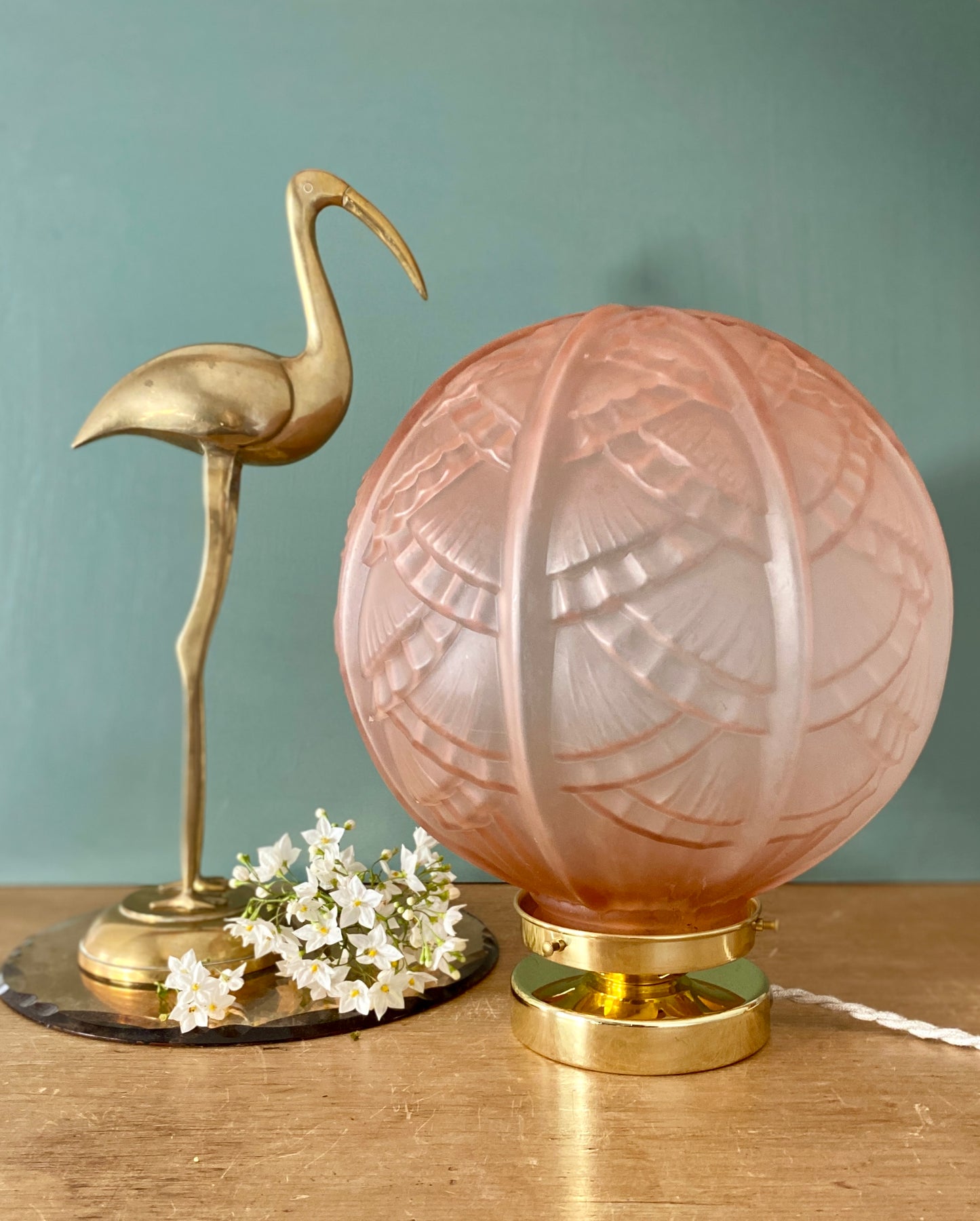 Lampe à poser globe vintage art déco XXL en verre dépoli rose