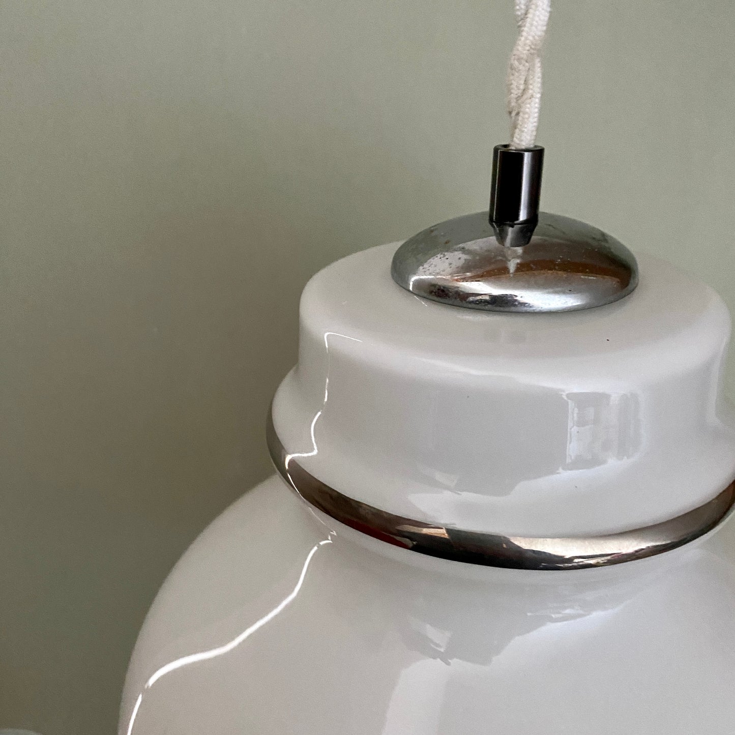 Suspension globe vintageXXL en opaline blanche liserés argents