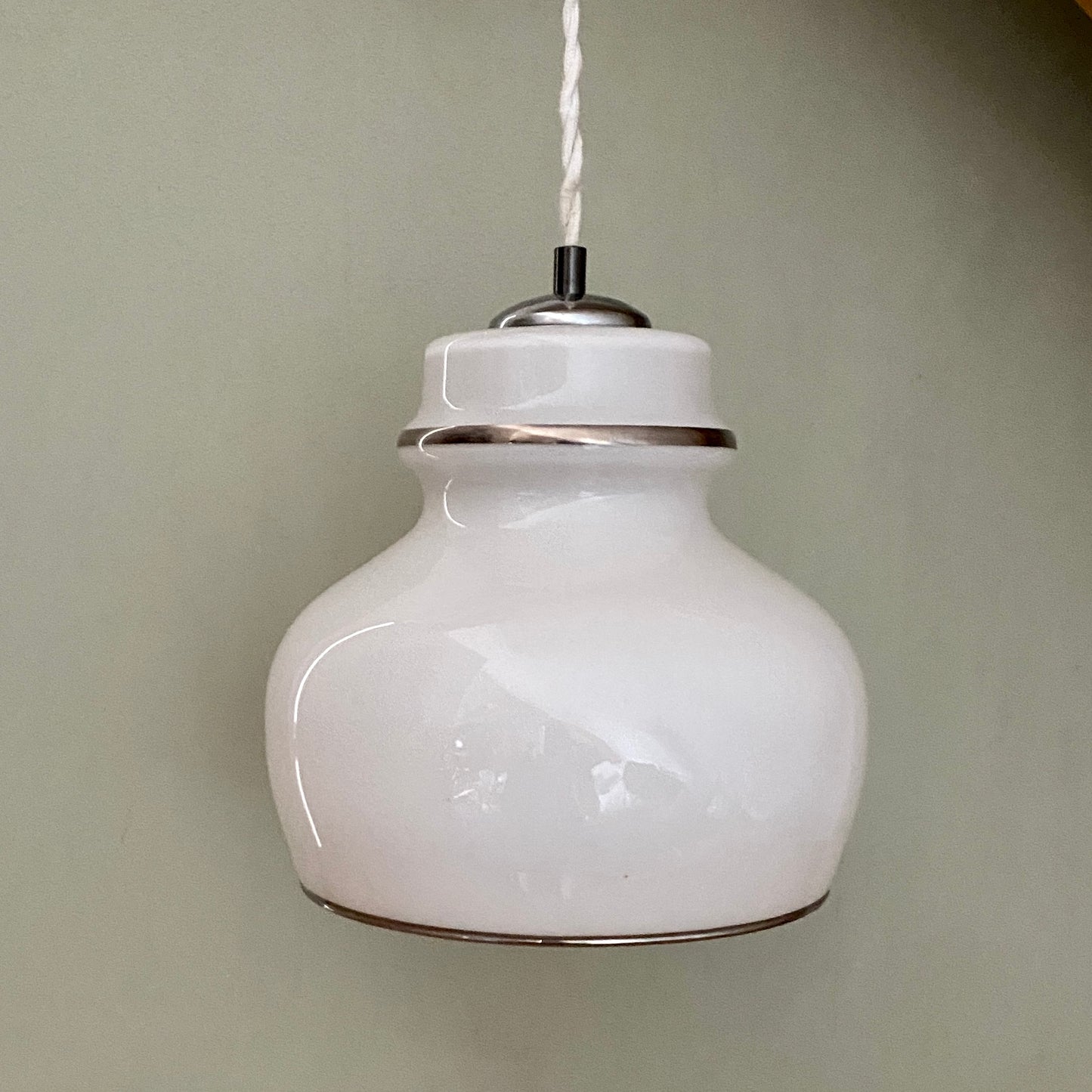Suspension globe vintageXXL en opaline blanche liserés argents