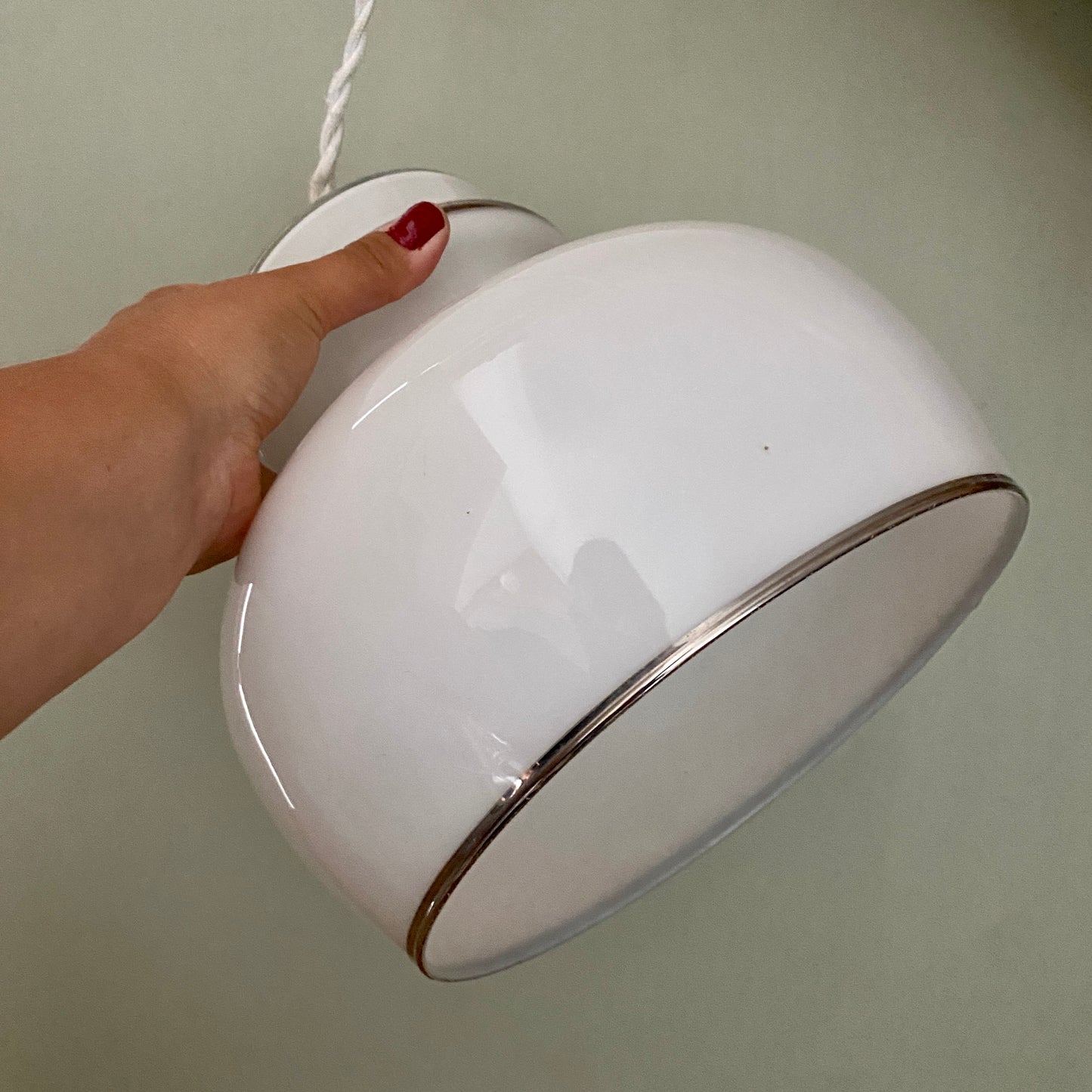 Suspension globe vintageXXL en opaline blanche liserés argents