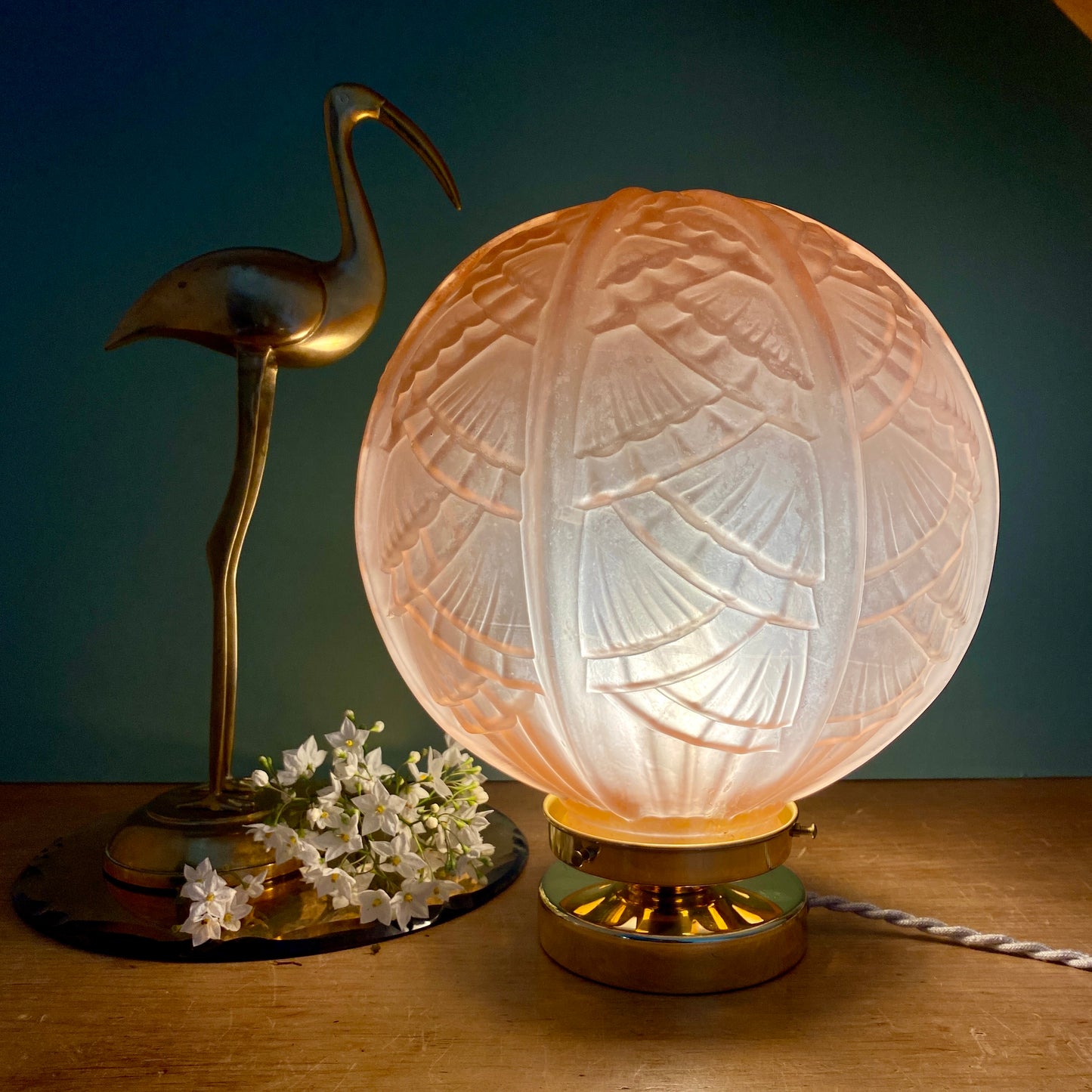 Lampe à poser globe vintage art déco XXL en verre dépoli rose
