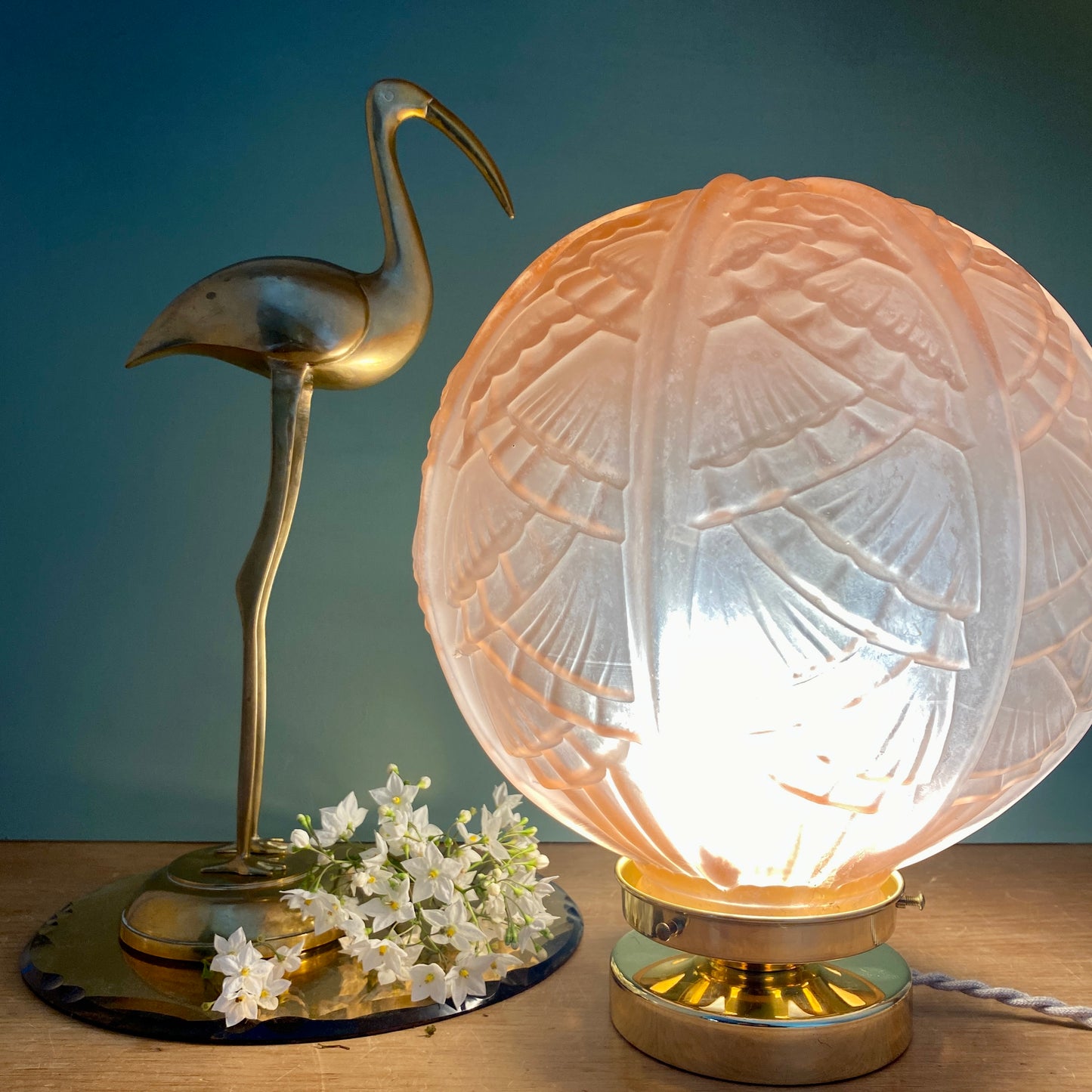 Lampe à poser globe vintage art déco XXL en verre dépoli rose