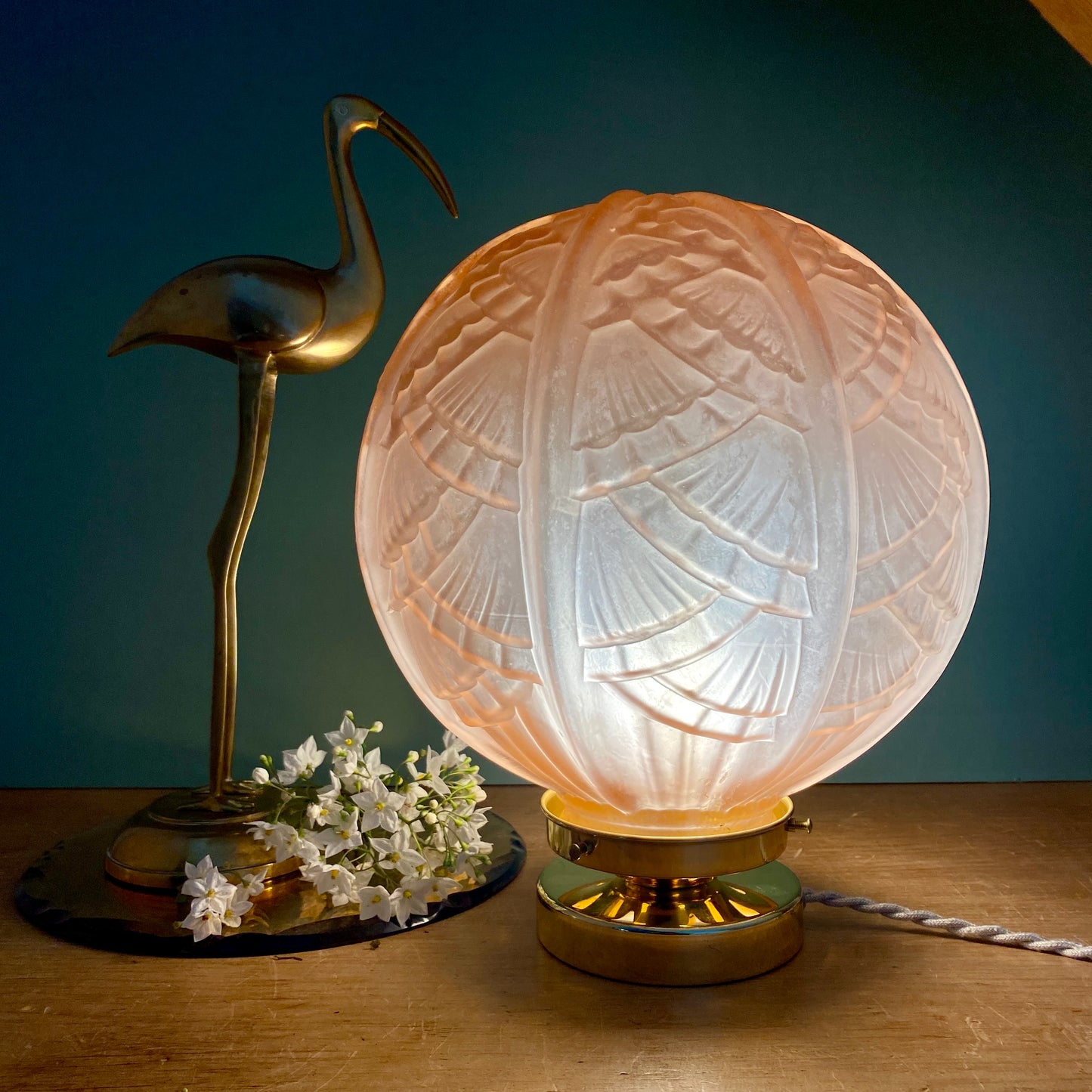Lampe à poser globe vintage art déco XXL en verre dépoli rose