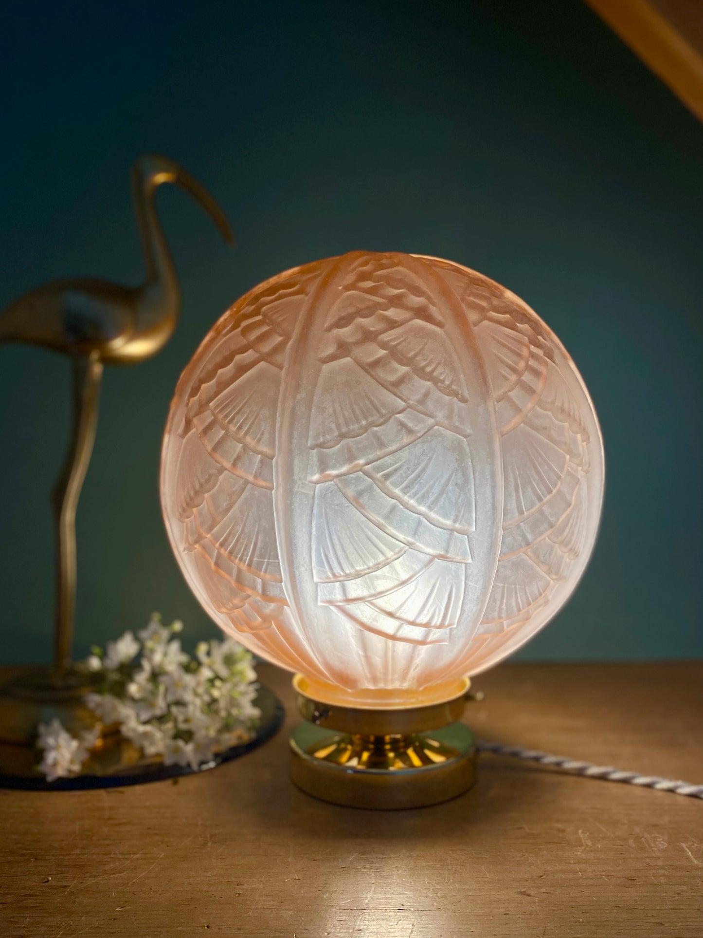 Lampe à poser globe vintage art déco XXL en verre dépoli rose