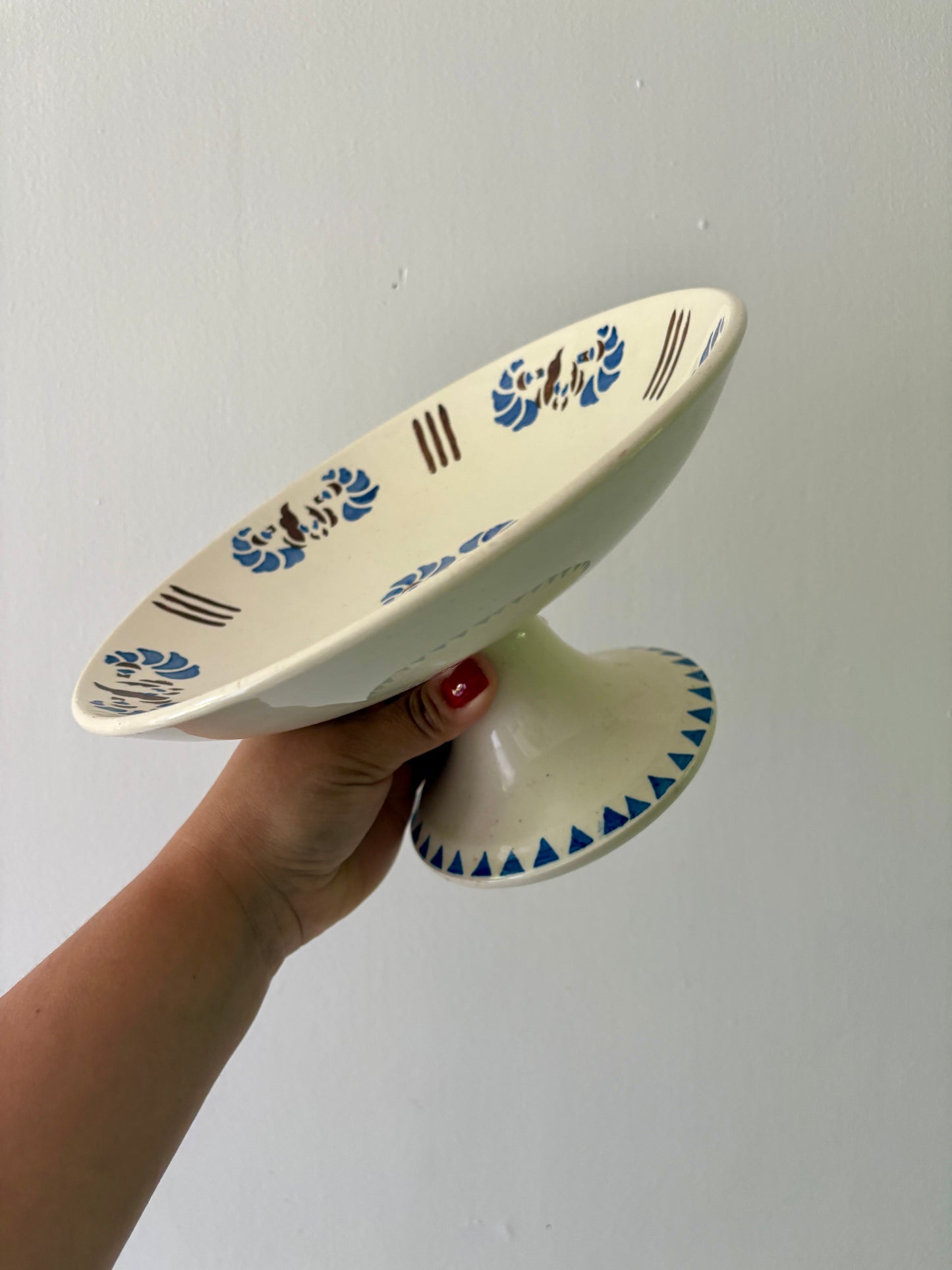 Compotier ou assiette à pied ancienne en terre de fer - Laval -