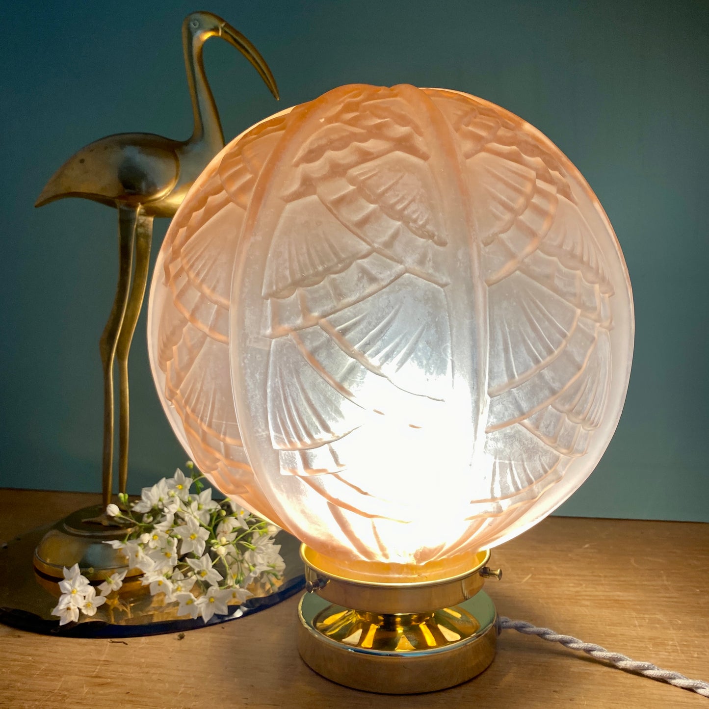Lampe à poser globe vintage art déco XXL en verre dépoli rose