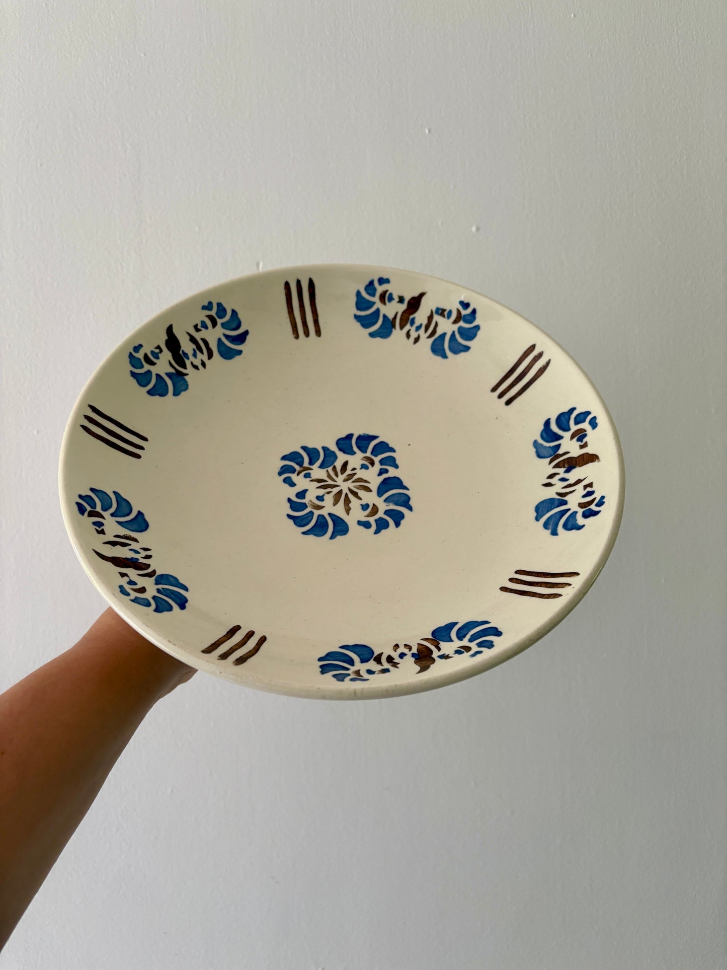 Compotier ou assiette à pied ancienne en terre de fer - Laval -