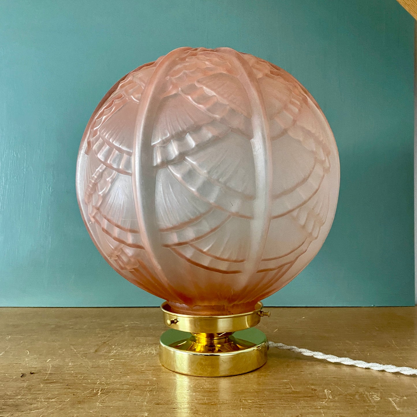 Lampe à poser globe vintage art déco XXL en verre dépoli rose