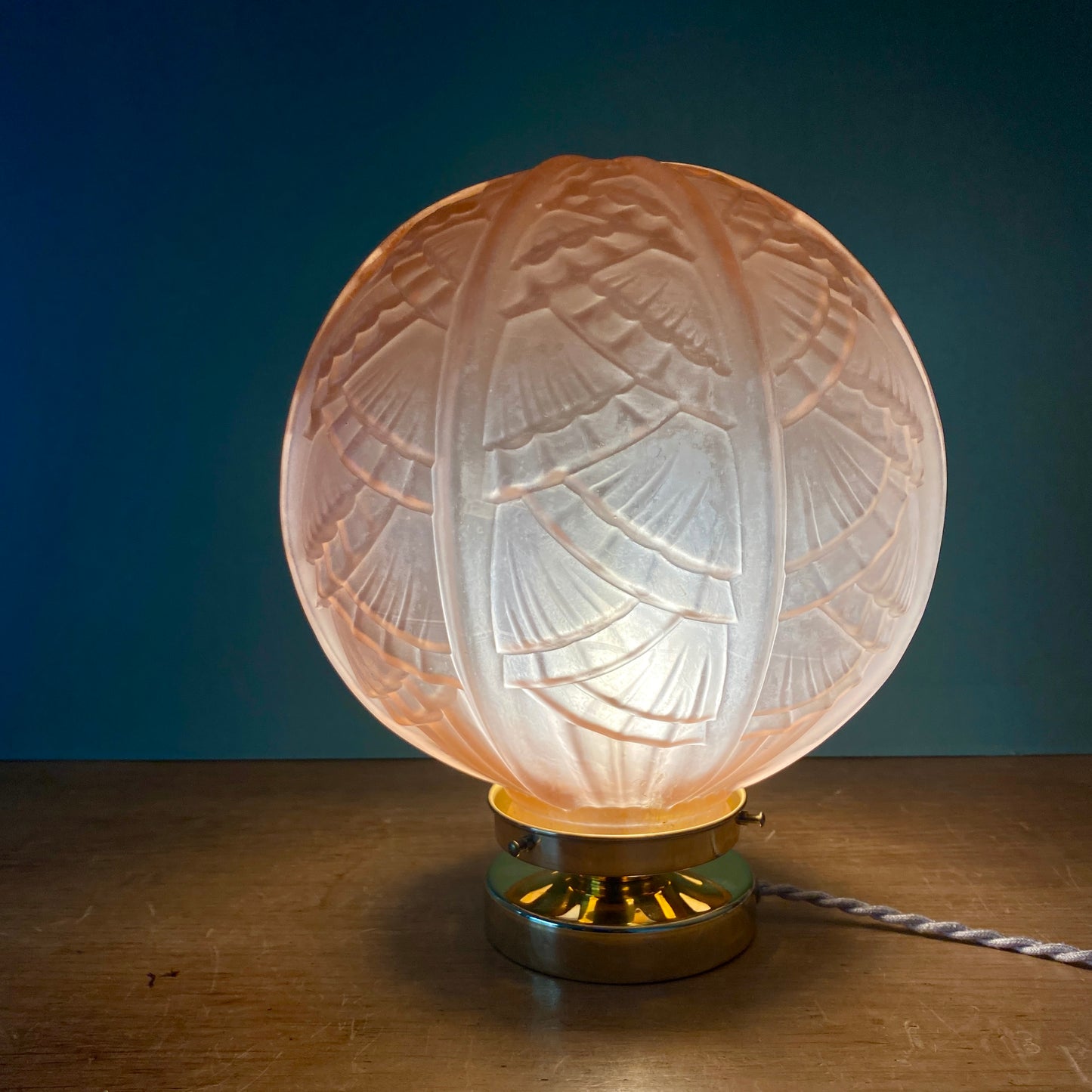 Lampe à poser globe vintage art déco XXL en verre dépoli rose