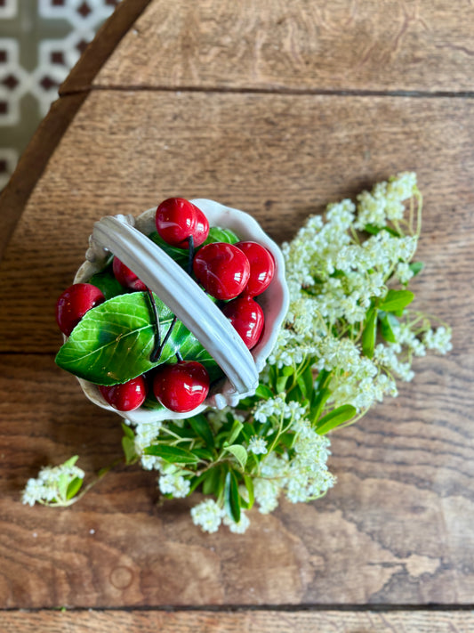 Panier de cerises vintage en céramique