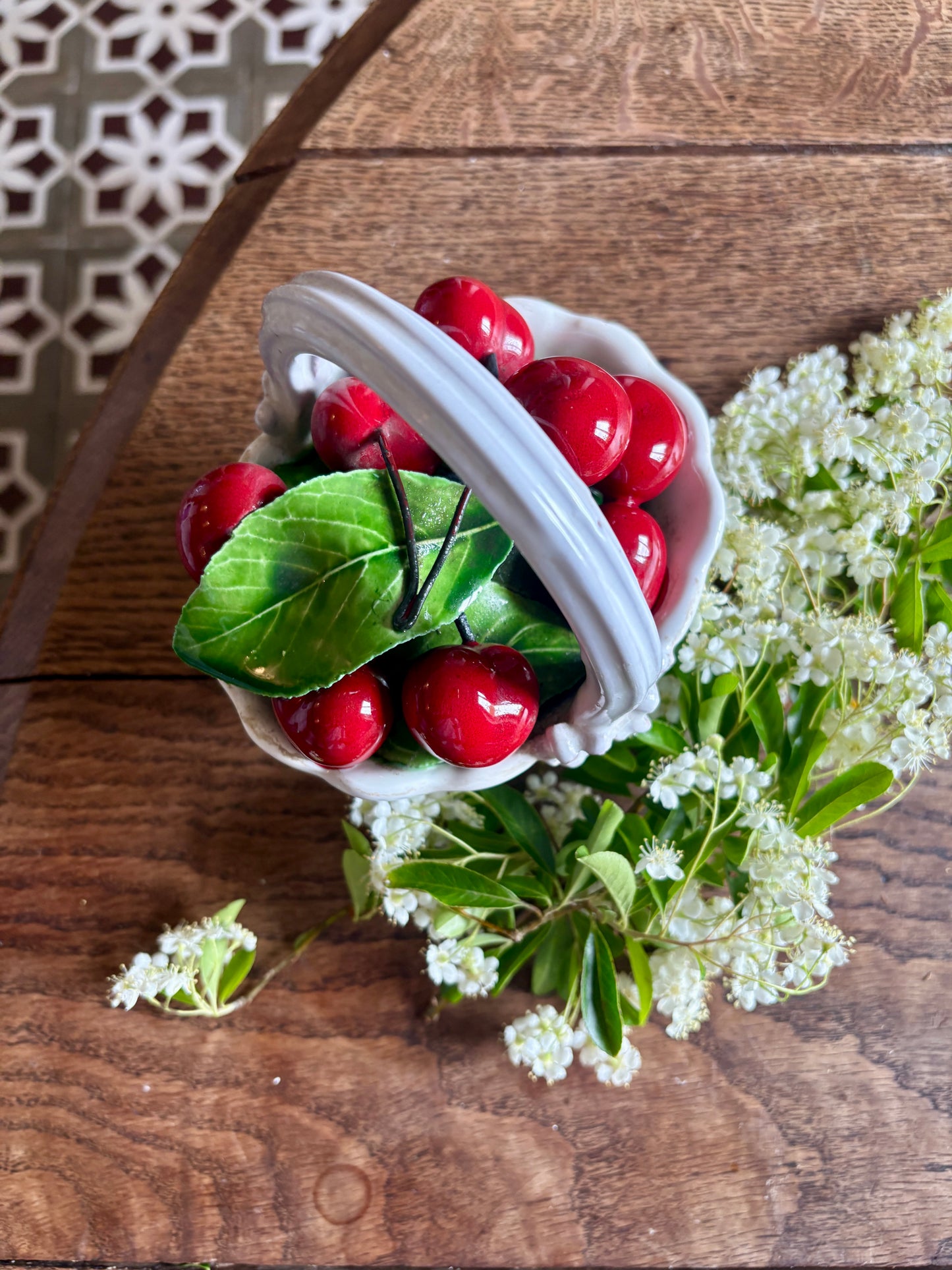 Panier de cerises vintage en céramique