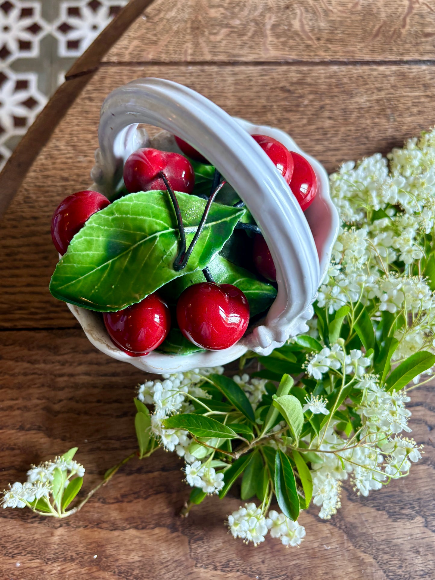 Panier de cerises vintage en céramique