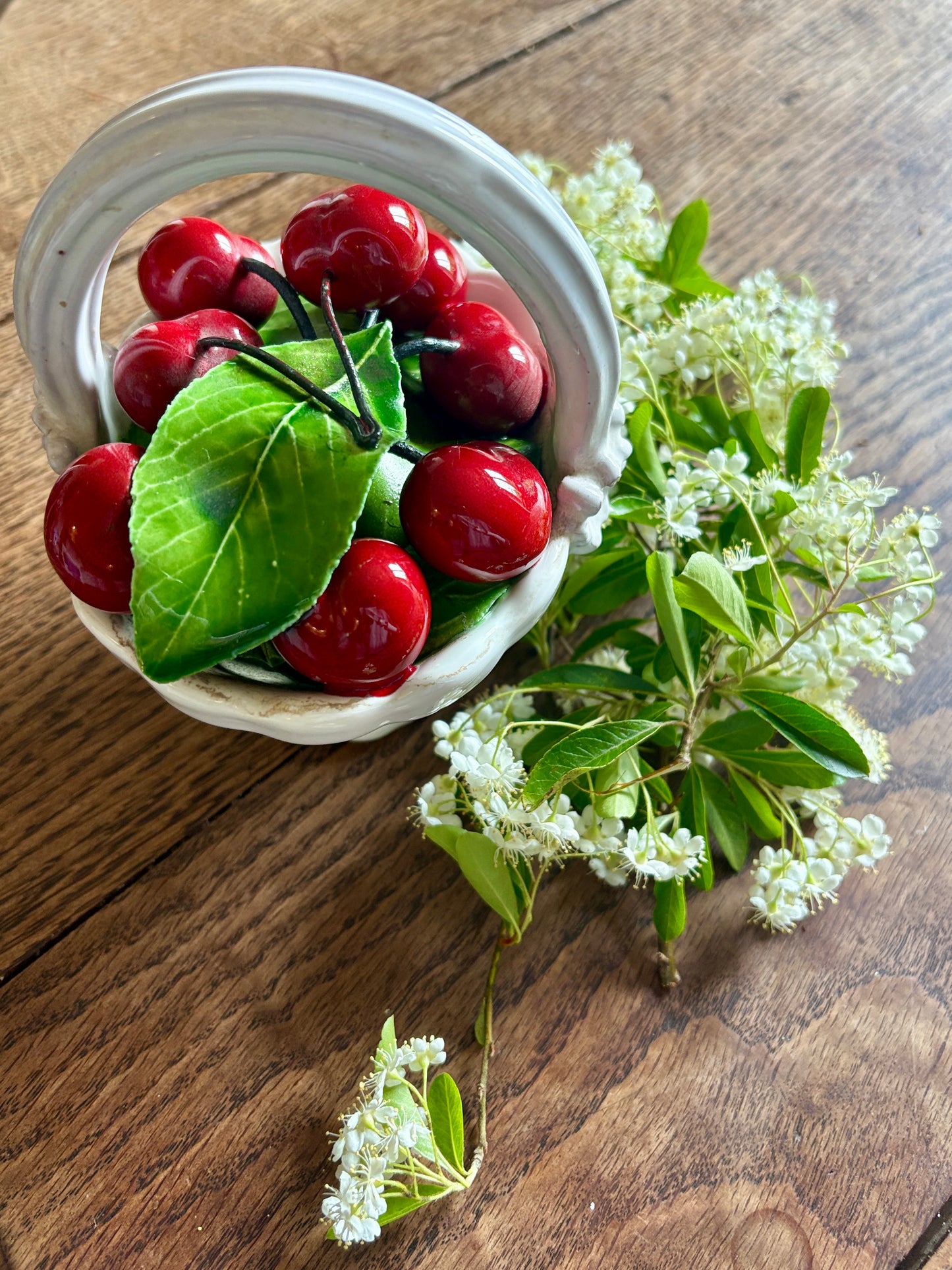 Panier de cerises vintage en céramique