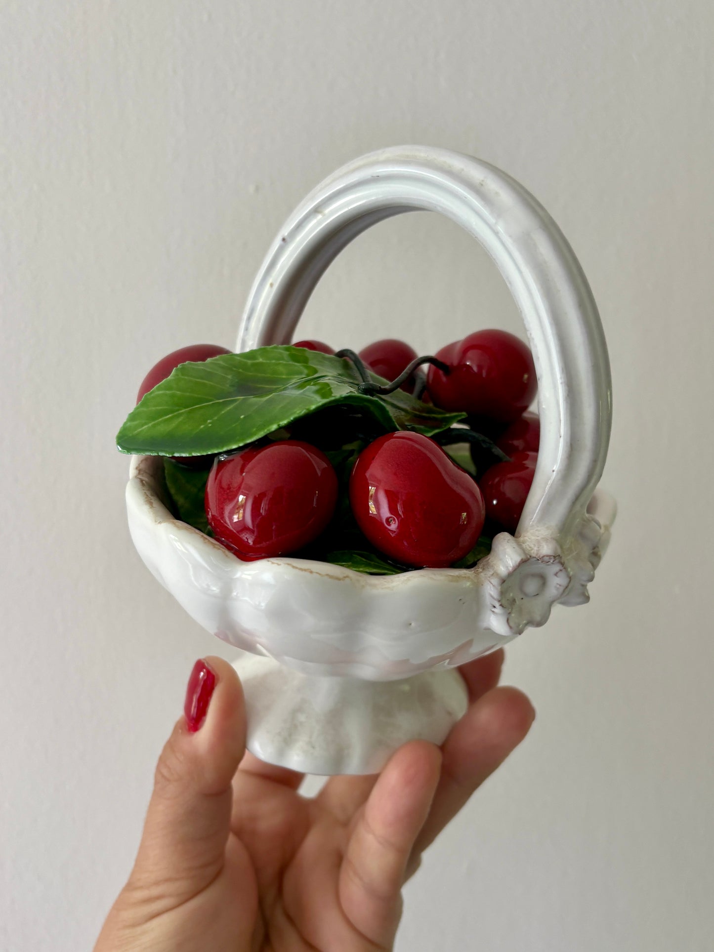 Panier de cerises vintage en céramique