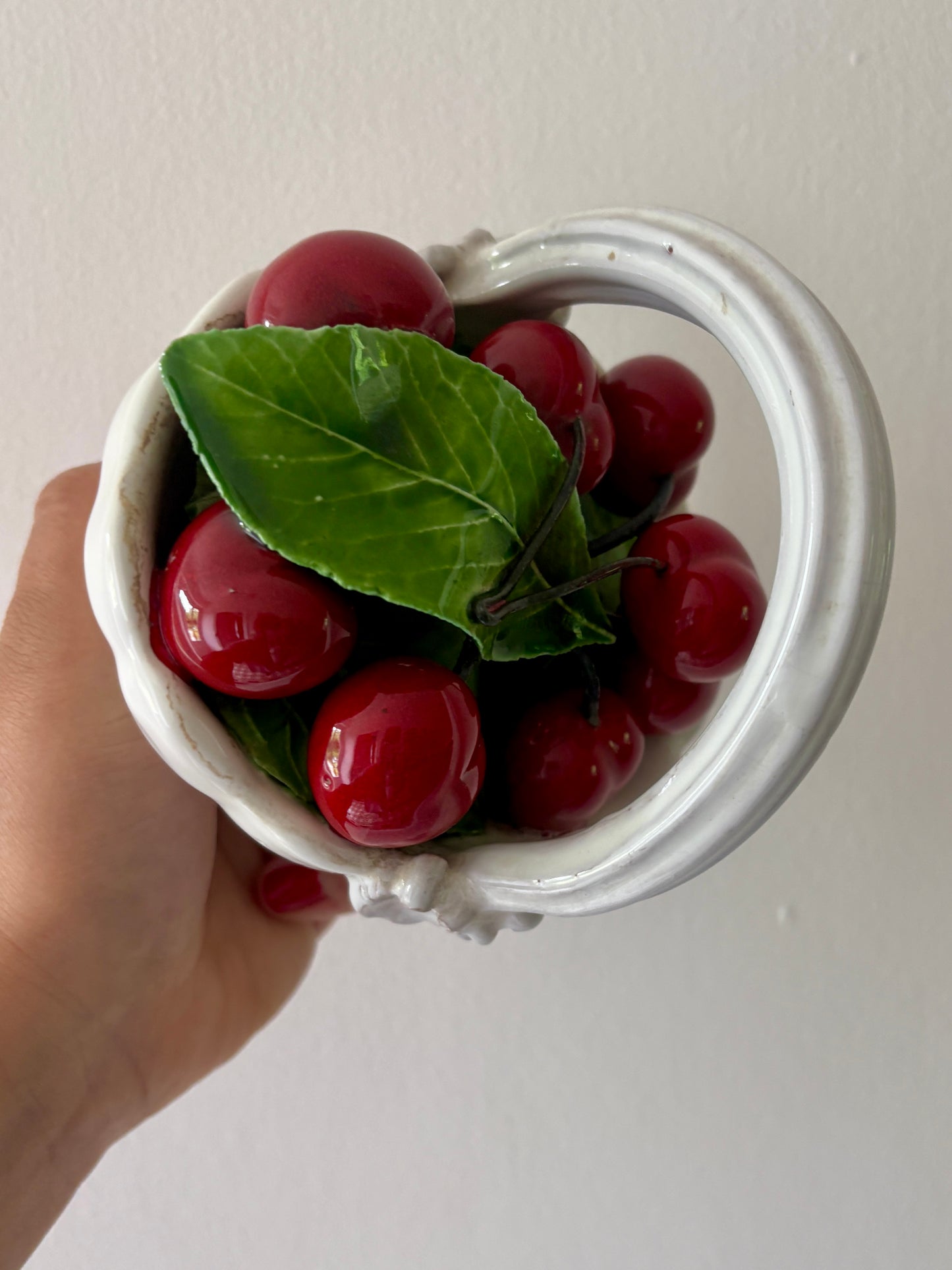 Panier de cerises vintage en céramique