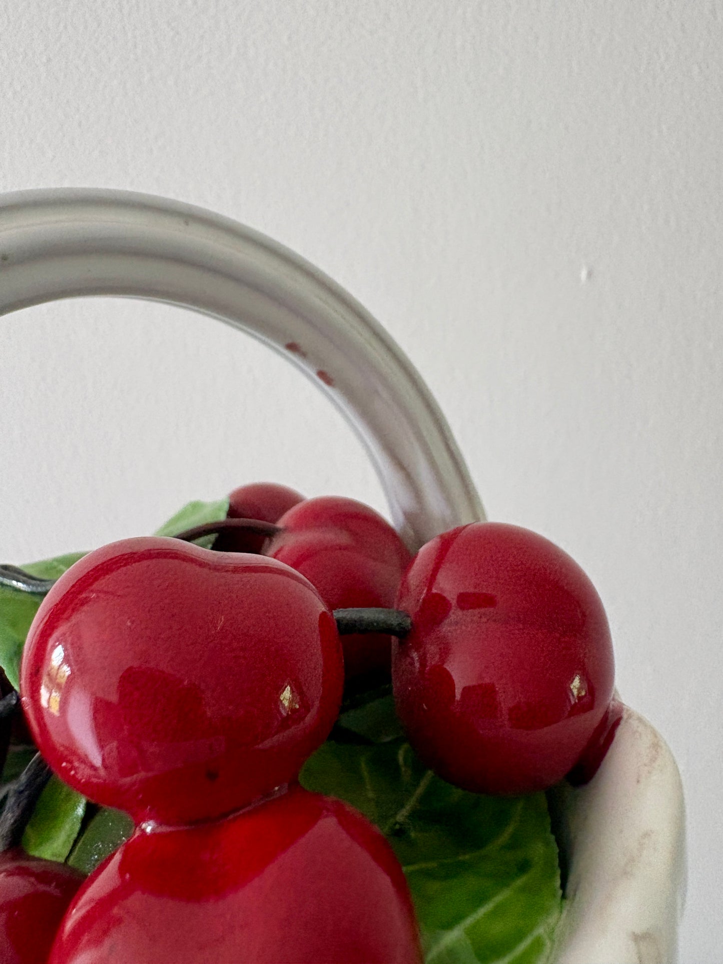 Panier de cerises vintage en céramique
