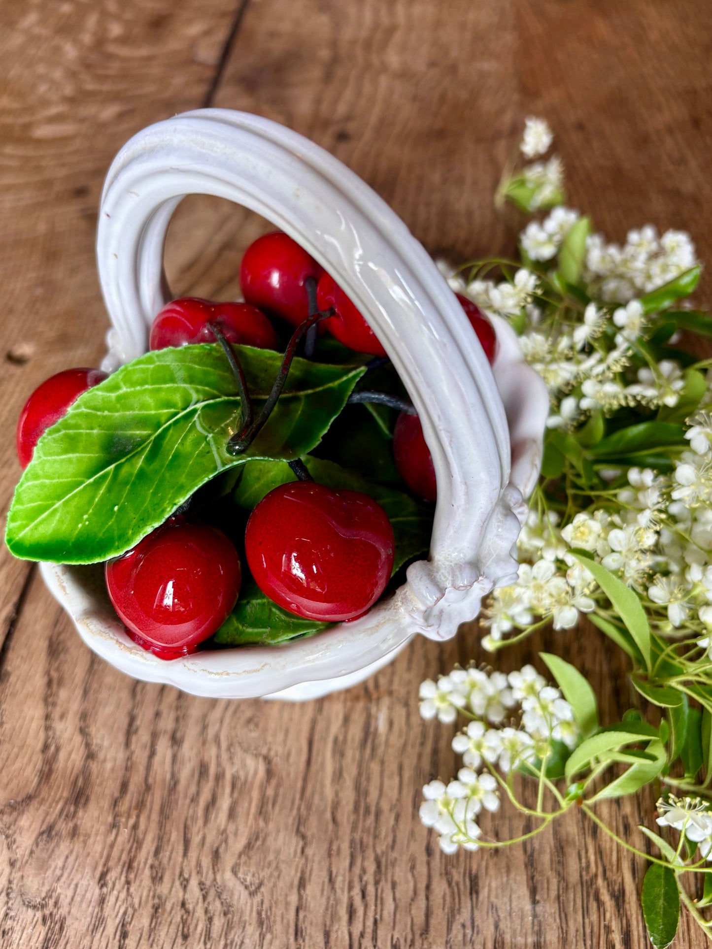 Panier de cerises vintage en céramique