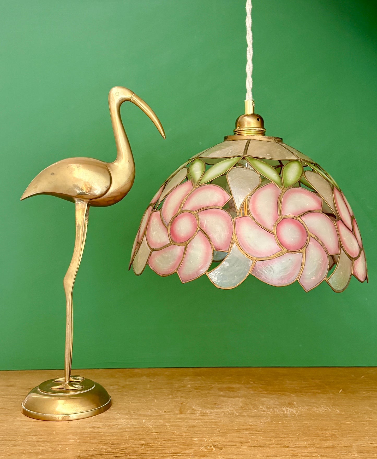 Suspension abat-jour ancien en nacre rose