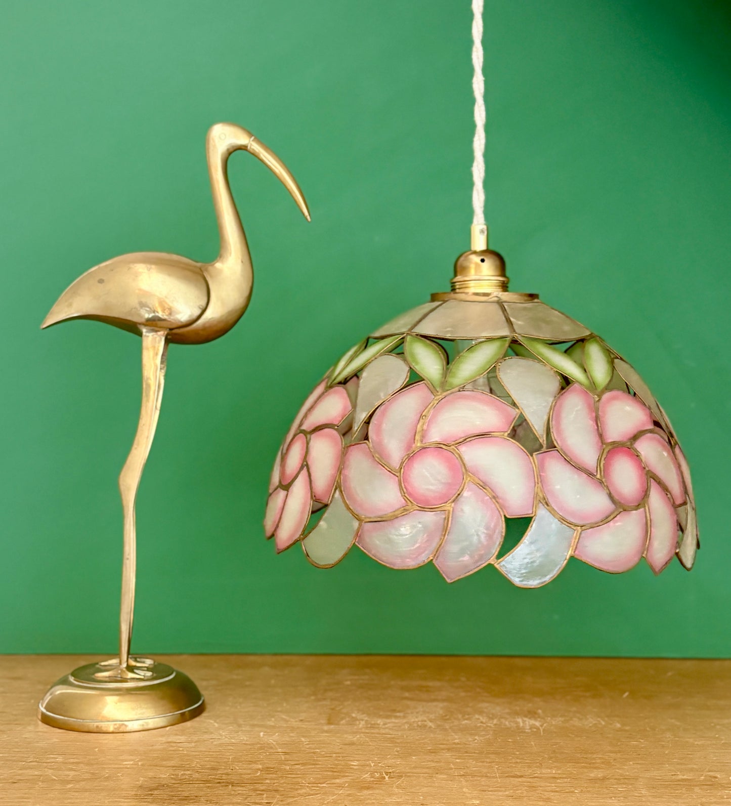 Suspension abat-jour ancien en nacre rose