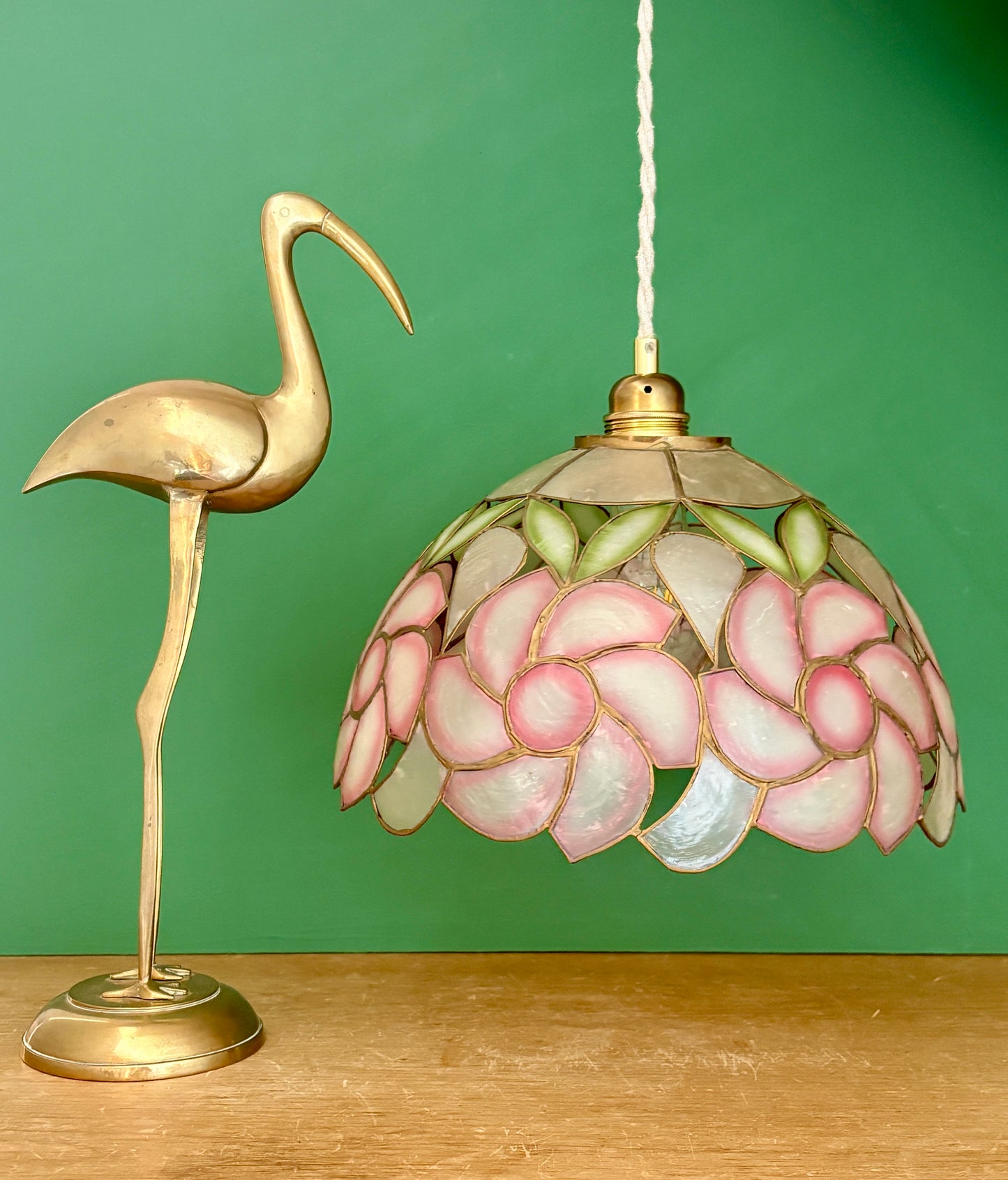 Suspension abat-jour ancien en nacre rose