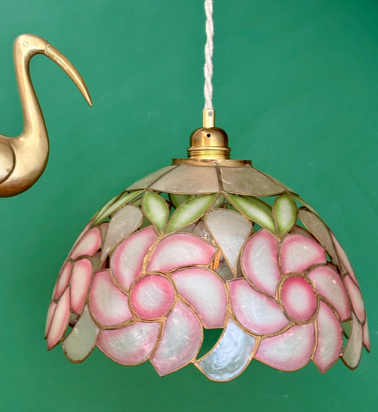 Suspension abat-jour ancien en nacre rose
