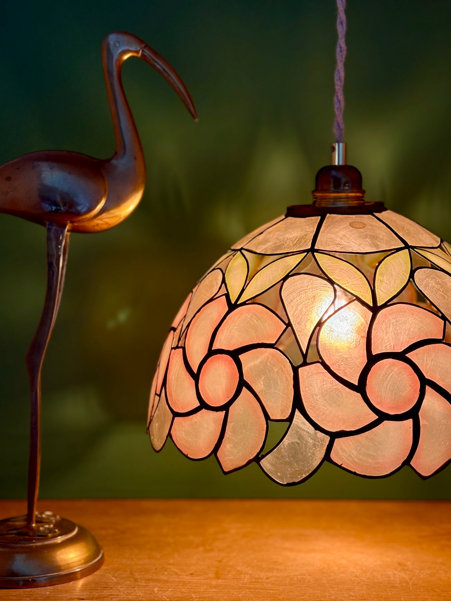 Suspension abat-jour ancien en nacre rose